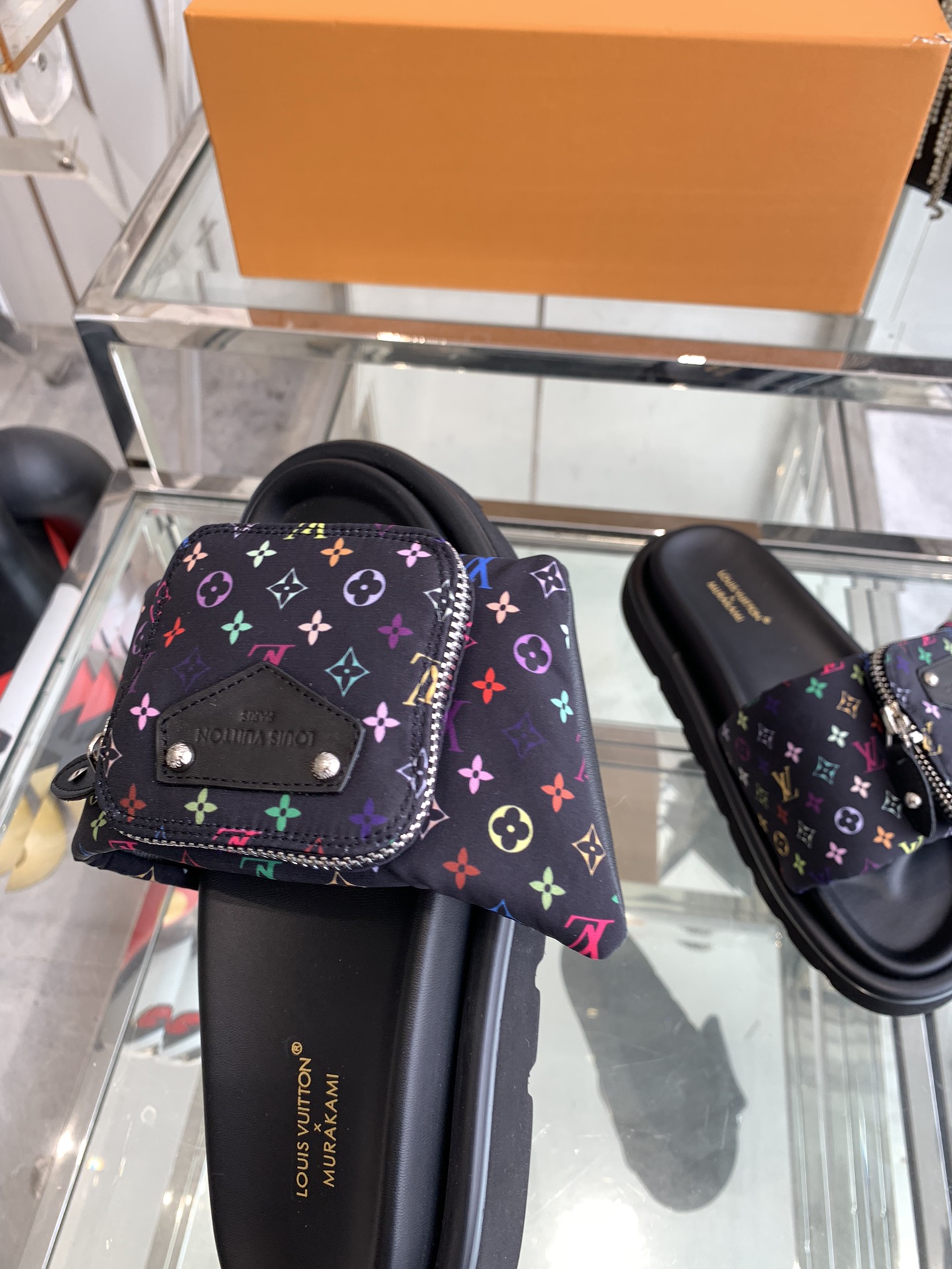 Unknown 260 2025 浮雕logo 压花 凉拖鞋 Pool Pillow Comfort 平底凉拖取材科技织物 以高频压印技术重绎 Monogram 图案 柔软加垫鞋面搭配可调节魔术贴 舒适韧性鞋垫再添和谐色彩 面料 定制科技织物 内里 柔软羊皮里 鞋底 开模橡胶发泡大底 男45定做