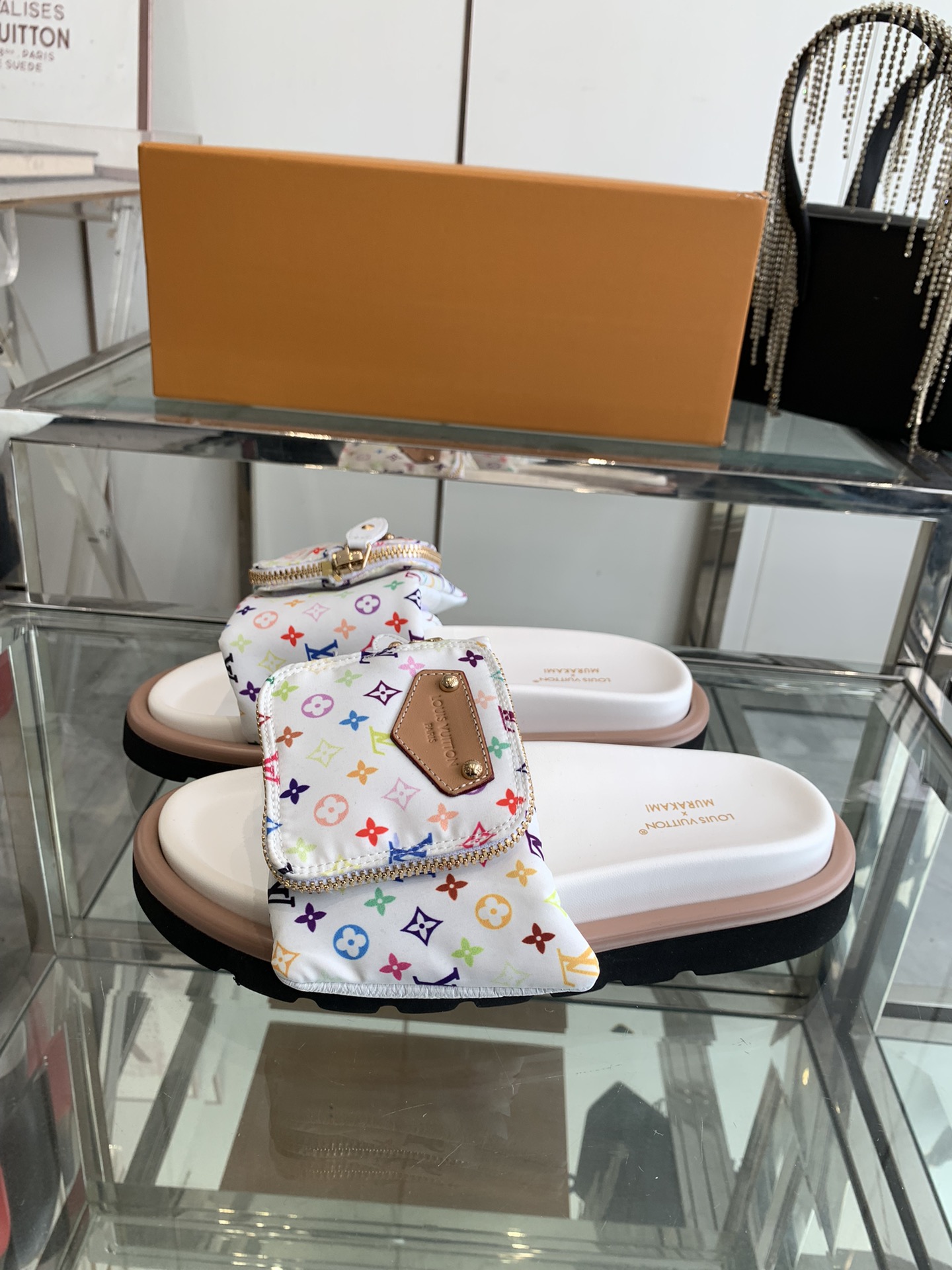 Unknown 260 2025 浮雕logo 压花 凉拖鞋 Pool Pillow Comfort 平底凉拖取材科技织物 以高频压印技术重绎 Monogram 图案 柔软加垫鞋面搭配可调节魔术贴 舒适韧性鞋垫再添和谐色彩 面料 定制科技织物 内里 柔软羊皮里 鞋底 开模橡胶发泡大底 男45定做