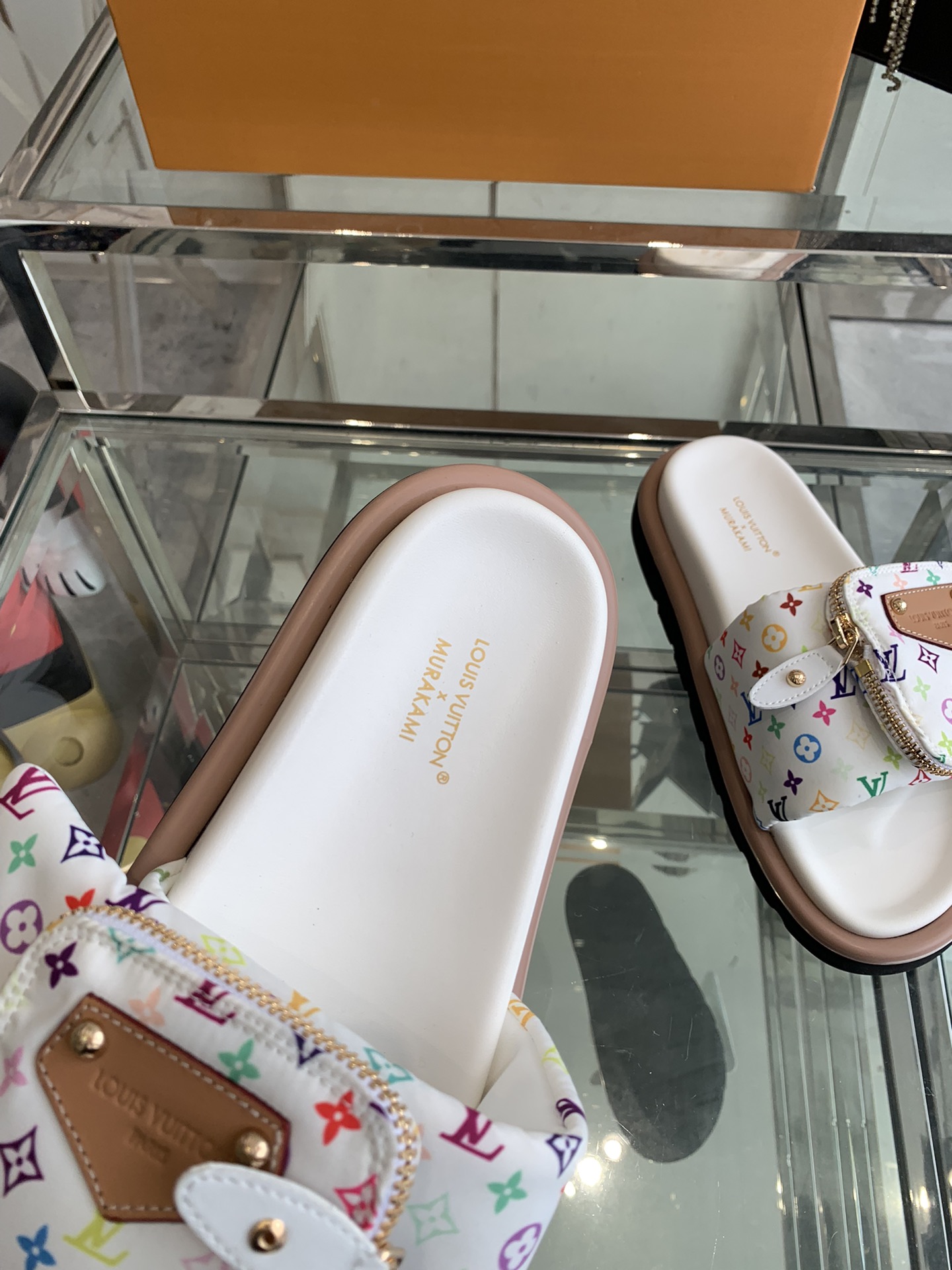 Unknown 260 2025 浮雕logo 压花 凉拖鞋 Pool Pillow Comfort 平底凉拖取材科技织物 以高频压印技术重绎 Monogram 图案 柔软加垫鞋面搭配可调节魔术贴 舒适韧性鞋垫再添和谐色彩 面料 定制科技织物 内里 柔软羊皮里 鞋底 开模橡胶发泡大底 男45定做