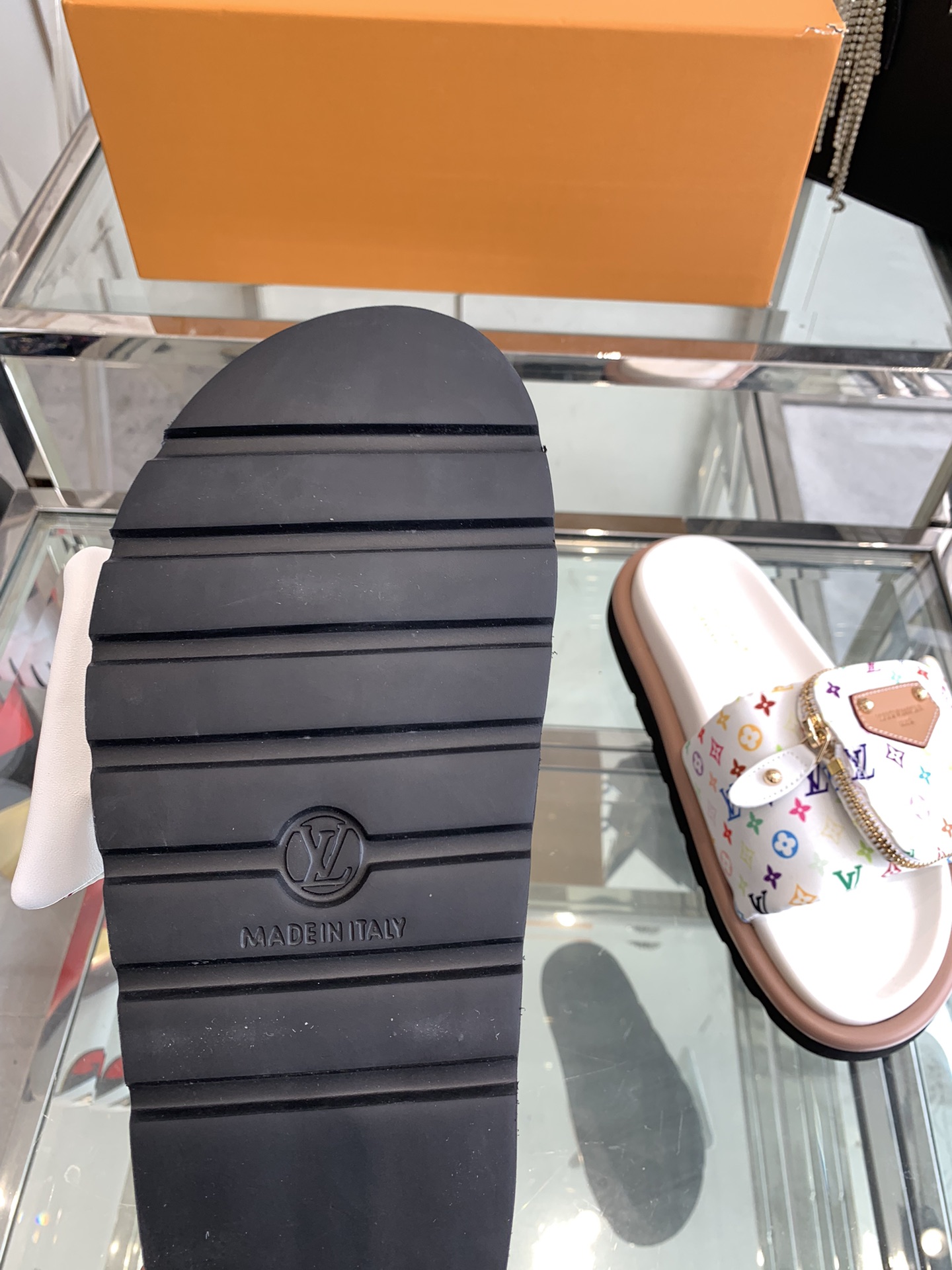 Unknown 260 2025 浮雕logo 压花 凉拖鞋 Pool Pillow Comfort 平底凉拖取材科技织物 以高频压印技术重绎 Monogram 图案 柔软加垫鞋面搭配可调节魔术贴 舒适韧性鞋垫再添和谐色彩 面料 定制科技织物 内里 柔软羊皮里 鞋底 开模橡胶发泡大底 男45定做