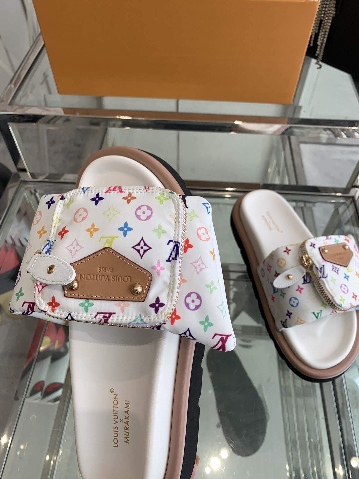Unknown 260 2025 浮雕logo 压花 凉拖鞋 Pool Pillow Comfort 平底凉拖取材科技织物 以高频压印技术重绎 Monogram 图案 柔软加垫鞋面搭配可调节魔术贴 舒适韧性鞋垫再添和谐色彩 面料 定制科技织物 内里 柔软羊皮里 鞋底 开模橡胶发泡大底 男45定做
