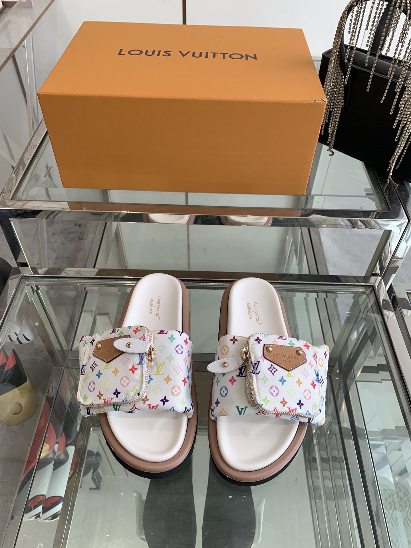Unknown 260 2025 浮雕logo 压花 凉拖鞋 Pool Pillow Comfort 平底凉拖取材科技织物 以高频压印技术重绎 Monogram 图案 柔软加垫鞋面搭配可调节魔术贴 舒适韧性鞋垫再添和谐色彩 面料 定制科技织物 内里 柔软羊皮里 鞋底 开模橡胶发泡大底 男45定做