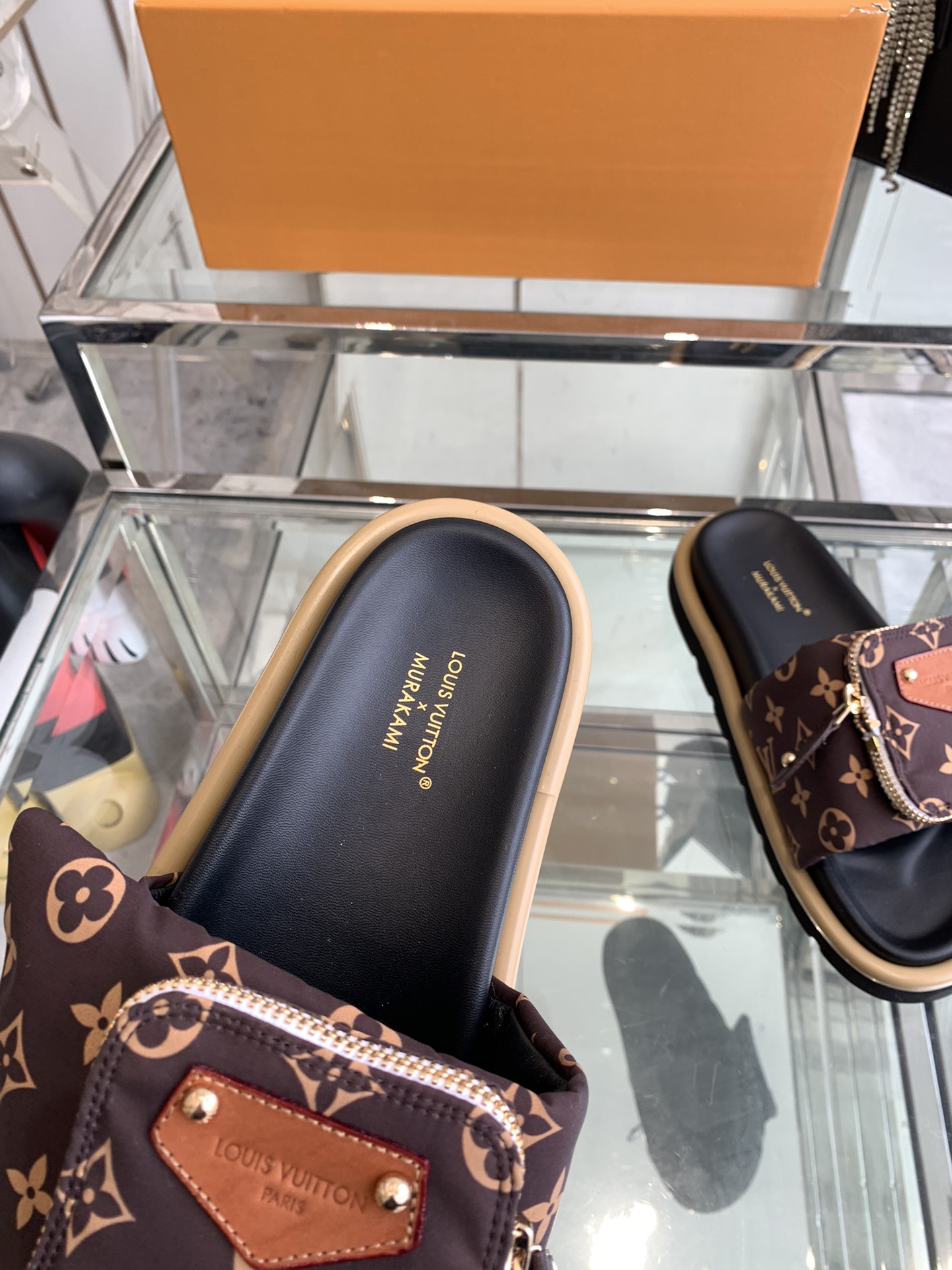 Unknown 260 2025 浮雕logo 压花 凉拖鞋 Pool Pillow Comfort 平底凉拖取材科技织物 以高频压印技术重绎 Monogram 图案 柔软加垫鞋面搭配可调节魔术贴 舒适韧性鞋垫再添和谐色彩 面料 定制科技织物 内里 柔软羊皮里 鞋底 开模橡胶发泡大底 男45定做