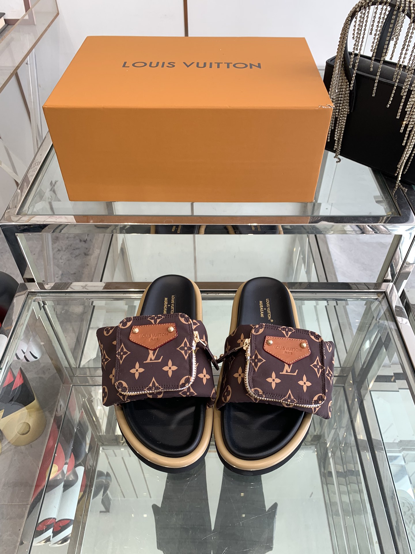 Unknown 260 2025 浮雕logo 压花 凉拖鞋 Pool Pillow Comfort 平底凉拖取材科技织物 以高频压印技术重绎 Monogram 图案 柔软加垫鞋面搭配可调节魔术贴 舒适韧性鞋垫再添和谐色彩 面料 定制科技织物 内里 柔软羊皮里 鞋底 开模橡胶发泡大底 男45定做
