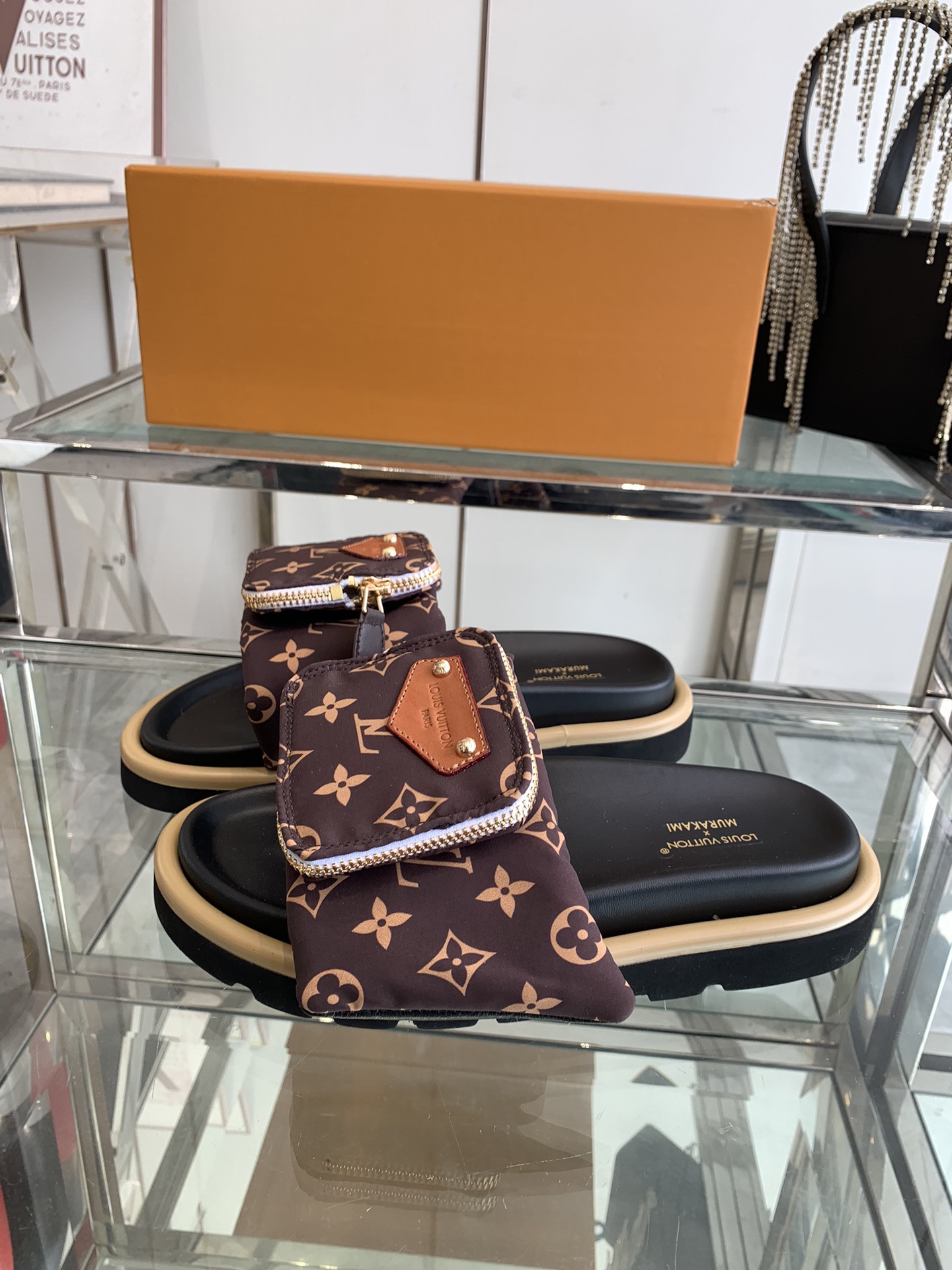 Unknown 260 2025 浮雕logo 压花 凉拖鞋 Pool Pillow Comfort 平底凉拖取材科技织物 以高频压印技术重绎 Monogram 图案 柔软加垫鞋面搭配可调节魔术贴 舒适韧性鞋垫再添和谐色彩 面料 定制科技织物 内里 柔软羊皮里 鞋底 开模橡胶发泡大底 男45定做