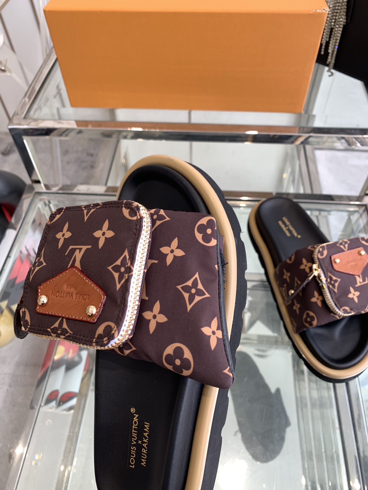 Unknown 260 2025 浮雕logo 压花 凉拖鞋 Pool Pillow Comfort 平底凉拖取材科技织物 以高频压印技术重绎 Monogram 图案 柔软加垫鞋面搭配可调节魔术贴 舒适韧性鞋垫再添和谐色彩 面料 定制科技织物 内里 柔软羊皮里 鞋底 开模橡胶发泡大底 男45定做
