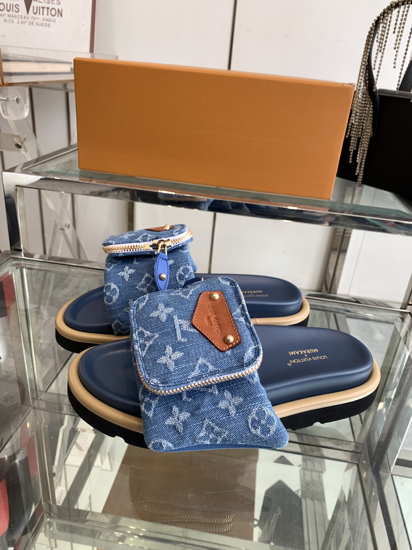 Unknown 260 2025 浮雕logo 压花 凉拖鞋 Pool Pillow Comfort 平底凉拖取材科技织物 以高频压印技术重绎 Monogram 图案 柔软加垫鞋面搭配可调节魔术贴 舒适韧性鞋垫再添和谐色彩 面料 定制科技织物 内里 柔软羊皮里 鞋底 开模橡胶发泡大底 男45定做