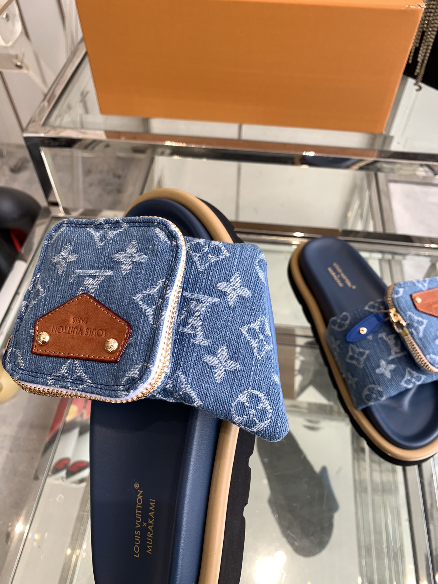 Unknown 260 2025 浮雕logo 压花 凉拖鞋 Pool Pillow Comfort 平底凉拖取材科技织物 以高频压印技术重绎 Monogram 图案 柔软加垫鞋面搭配可调节魔术贴 舒适韧性鞋垫再添和谐色彩 面料 定制科技织物 内里 柔软羊皮里 鞋底 开模橡胶发泡大底 男45定做