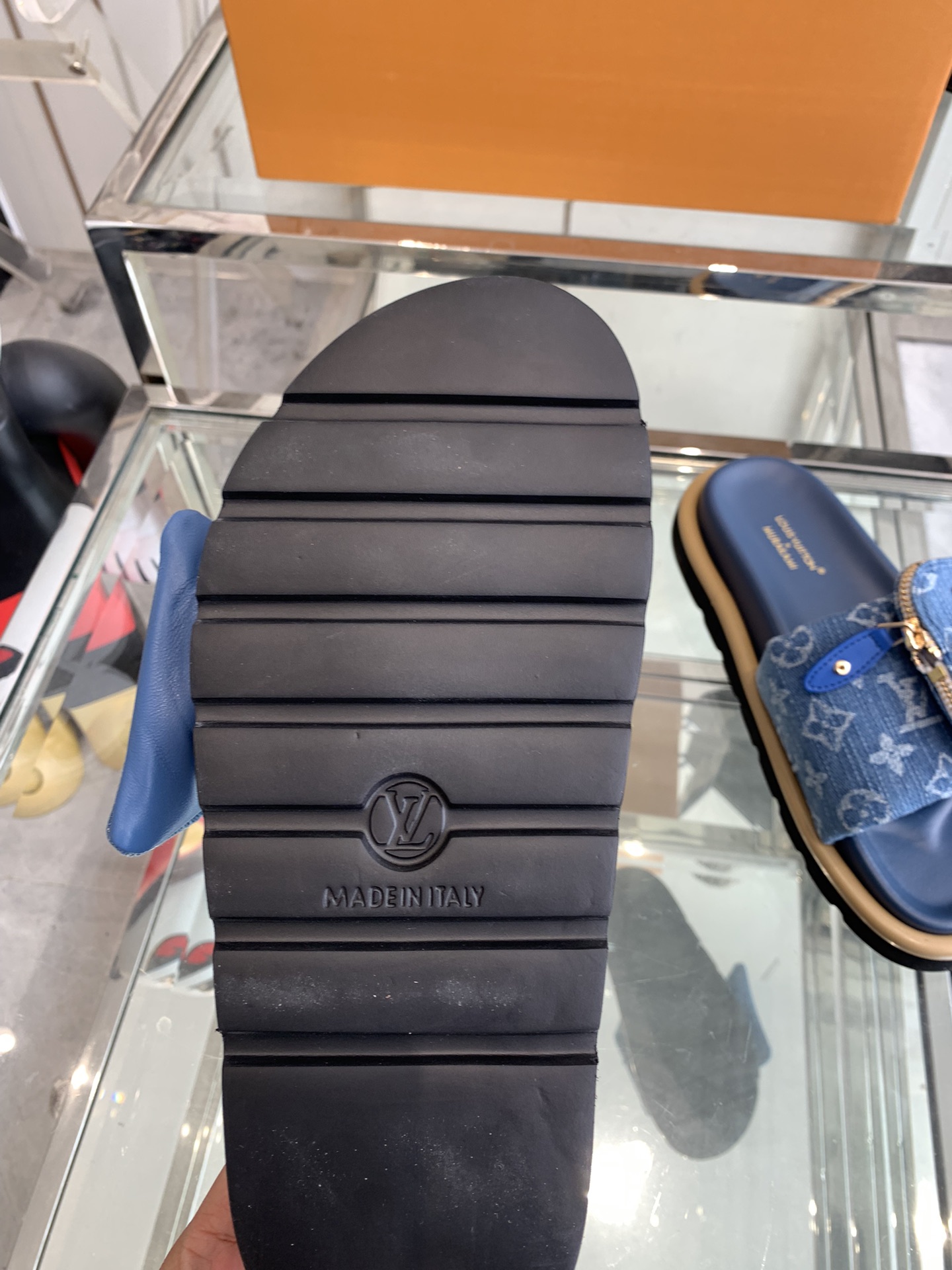 Unknown 260 2025 浮雕logo 压花 凉拖鞋 Pool Pillow Comfort 平底凉拖取材科技织物 以高频压印技术重绎 Monogram 图案 柔软加垫鞋面搭配可调节魔术贴 舒适韧性鞋垫再添和谐色彩 面料 定制科技织物 内里 柔软羊皮里 鞋底 开模橡胶发泡大底 男45定做