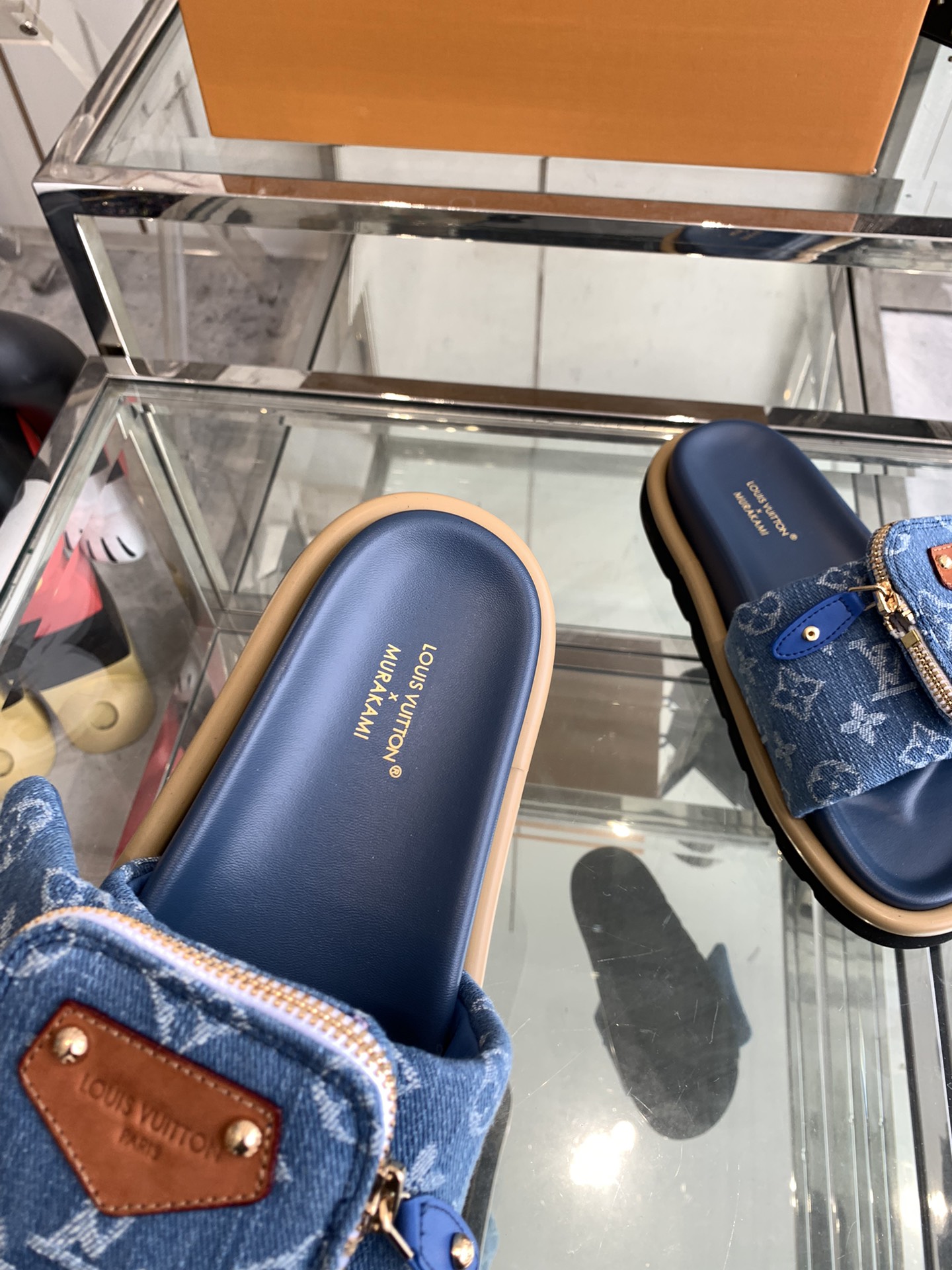 Unknown 260 2025 浮雕logo 压花 凉拖鞋 Pool Pillow Comfort 平底凉拖取材科技织物 以高频压印技术重绎 Monogram 图案 柔软加垫鞋面搭配可调节魔术贴 舒适韧性鞋垫再添和谐色彩 面料 定制科技织物 内里 柔软羊皮里 鞋底 开模橡胶发泡大底 男45定做
