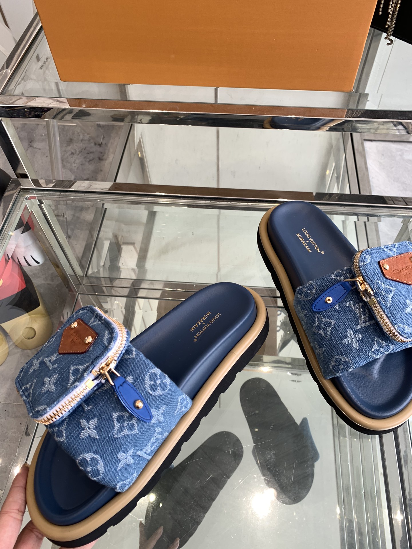Unknown 260 2025 浮雕logo 压花 凉拖鞋 Pool Pillow Comfort 平底凉拖取材科技织物 以高频压印技术重绎 Monogram 图案 柔软加垫鞋面搭配可调节魔术贴 舒适韧性鞋垫再添和谐色彩 面料 定制科技织物 内里 柔软羊皮里 鞋底 开模橡胶发泡大底 男45定做