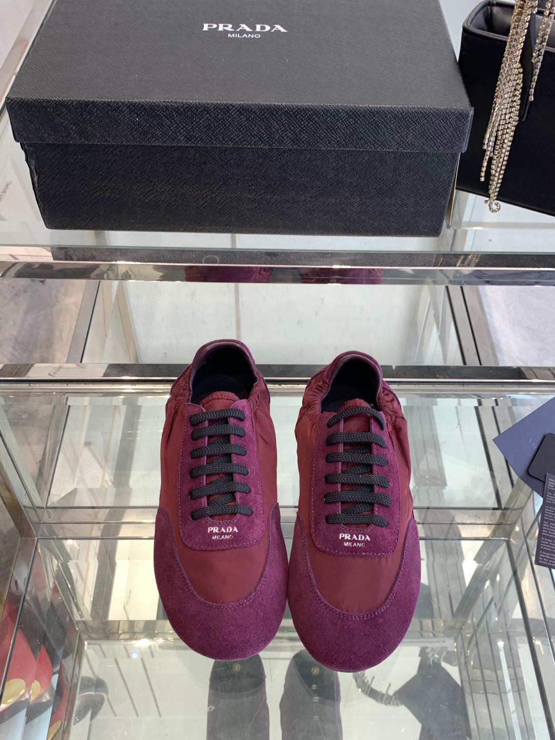 NO:165661,Prada 25ss spring and summer catwalks, couples' thin-soled Desert shoes, casual shoes, suede on the upper, wrapped in sheepskin, soft and glutinous. Insoles are thickened lambskin, which is extremely comfortable to put on, supports and is wrapped well. The shoe shape is full of wrapping, light and easy to wear. A practical casual shoes, which makes you look taller and long legs!  White is clean and refreshing, needed all year round, with skirts and pants easy to control. Upper imported suede/original mold opening fabric inner sheepskin outsole rubber outsole size 35-45 (for women 40, customized for men 45), casual shoes/sports shoes, prada, prada, sneakers, skirts, sheepskin, chamois leather19860909Prada 普拉达 25ss春夏走秀款 情侣款薄底德训鞋 休闲鞋 鞋面麂皮有肌理感,内里羊皮包裹,软软糯糯的 鞋垫加厚小羊皮,踩上去无比舒适,有支撑感,又包裹得很好的感觉 鞋型包裹感十足,轻便好穿 实用的一款休闲鞋,显高显大长腿！ 白色干净清爽,一年四季都需要,配裙子,裤子都能轻松驾驭  鞋面进口麂皮/原版开模布料 内里羊皮 大底橡胶大底 码数35-45（女40 男45订做）,休闲鞋/运动鞋,prada,prada,sneakers,skirts,sheepskin,chamois leather,Women's Shoes
