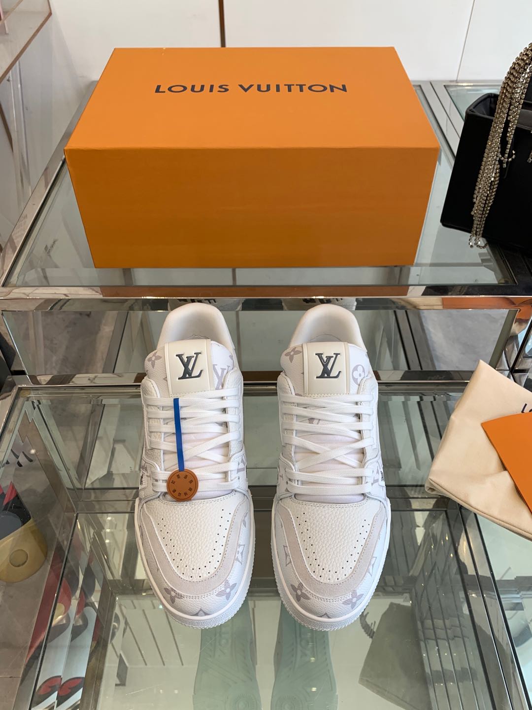 NO:165677,Louis Vuiton ss new LV Trainer series shoe basketball shoes couple casual sneakers LV Trainer sneakers are classic creativity inspired by designer Virgil Abloh by retro basketball shoes. This time, smooth cowhide leather and Monogram embossed grain cowhide leather, and then Monogram flowers embellish the rubber outsole, reflecting the eye-catching jump in the integrated color!  Original imported fabric, imported cowhide, inner lining, customized breathable net, original sole, open mold TPU combination sole, the sole is about 3cm thick, size 35-45 (four 40, men 45 customized), casual shoes/sports shoes, louis vuitton, louis vuitton, louis vuitton, louis vuitton, sneakers, cowhide19860909Louis Vuiton 路易威登 ss新款 LV Trainer系列板鞋篮球鞋 情侣款休闲运动鞋 LV Trainer运动鞋是由设计师Virgil Abloh由复古篮球鞋激发的经典创意,此次拼接光滑牛皮革和Monogram压纹粒面牛皮革,再以Monogram花卉点缀橡胶外底,映现一体色彩中的醒目跳跃！ 面料原版进口头层牛皮 内里原版定制透气网里 鞋底原版开模TPU组合大底 底厚约3cm 码数35-45（女40 男45定做）,休闲鞋/运动鞋,louis vuitton,louis vuitton,louis vuitton,sneakers,cowhide,Women's Shoes