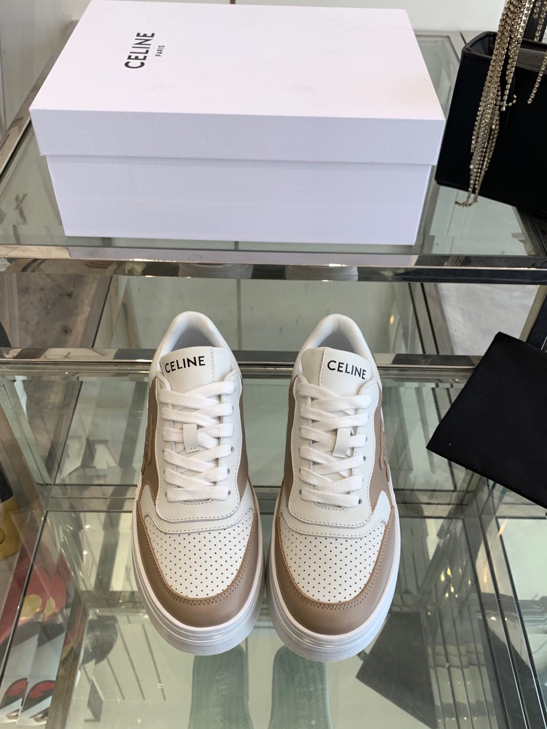 NO:165667,CELINE 25ss latest Block series Lace-up women's casual sneakers TRIOMPHE leather patches instantly inject fresh and soft charm into this BLOCK sneakers, and love them. When paired, it is so easy to control. Whether it is flared jeans, skirts or dresses, it can be easily controlled, adding unique charm to your look and making you become a fashion expert in seconds. Imported cowhide upper, original breathable net, outsole, original rubber outsole, size 35-40 (customized for 40), casual shoes/sports, celine, celine, sneakers, skirts, jeans, cowhide19860909CELINE 赛琳 25ss最新 Block系列 系带 厚底女款 休闲运动鞋 TRIOMPHE 皮革贴饰,瞬间给这款 BLOCK 运动鞋注入了清新柔美的魅力,爱了爱了.搭配起来那叫一个随心所欲,无论是喇叭牛仔裤、半身裙还是连衣裙,它都能轻松驾驭,为你的造型增添别致魅力,让你秒变时尚达人 鞋面进口牛皮 内里原版透气网里 大底原版橡胶大底 码数35-40（40定做）,休闲鞋/运动鞋,celine,celine,sneakers,skirts,jeans,cowhide,Women's Shoes