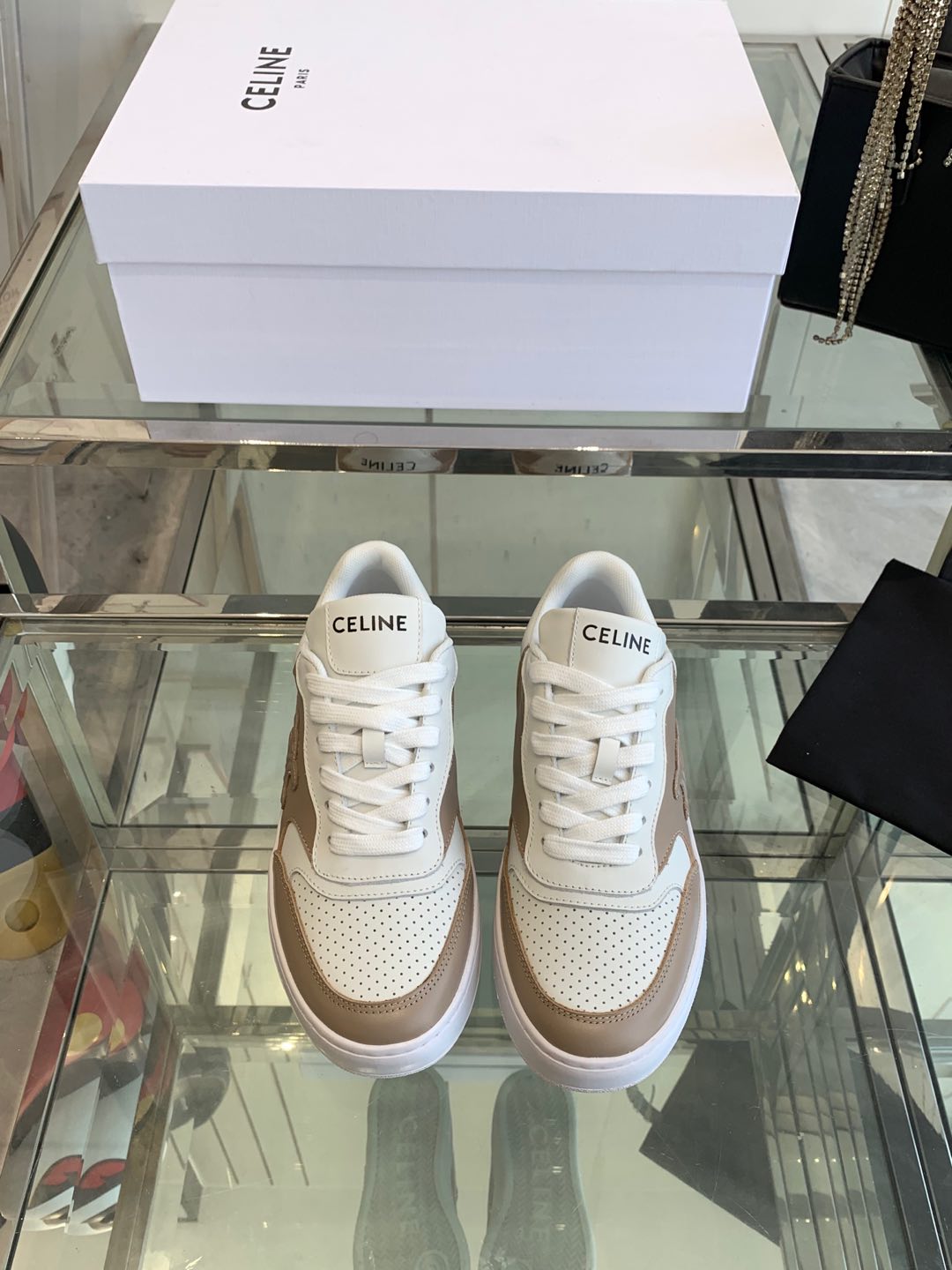 NO:165670,CELINE 25ss latest Block series Lace-up couple casual sneakers TRIOMPHE leather patches instantly inject fresh and soft charm into this BLOCK sneakers. When you love, you can match them with whatever you want. Whether it is flared jeans, skirts or dresses, it can be easily controlled, adding unique charm to your look and making you become a fashion expert in seconds. Imported cowhide uppers, original breathable net, outsole original rubber outsole, size 35-44 (customized for women 40), casual shoes/sports shoes, celine, celine, sneakers, skirts, jeans, cowhide19860909CELINE 赛琳 25ss最新 Block系列 系带 情侣款休闲运动鞋 TRIOMPHE 皮革贴饰,瞬间给这款 BLOCK 运动鞋注入了清新柔美的魅力,爱了爱了搭配起来那叫一个随心所欲,无论是喇叭牛仔裤、半身裙还是连衣裙,它都能轻松驾驭,为你的造型增添别致魅力,让你秒变时尚达人 鞋面进口牛皮 内里原版透气网里 大底原版橡胶大底 码数35-44（女40定做）,休闲鞋/运动鞋,celine,celine,sneakers,skirts,jeans,cowhide,Women's Shoes