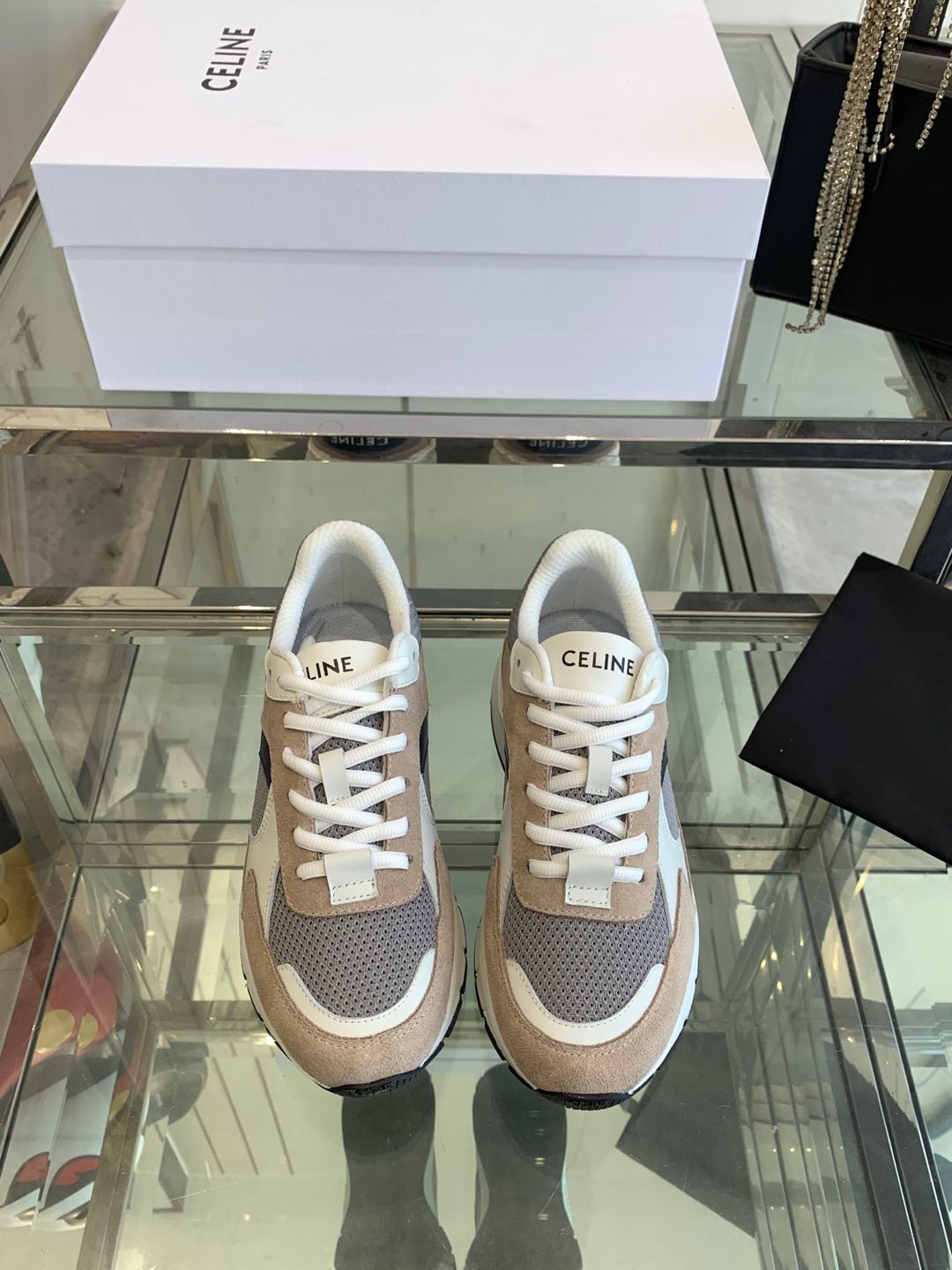 NO:165673,CELINE 25ss Latest Runner Cr-03 series Lace-up Casual sports shoes New Year sports white shoes are refreshing from the splicing of the contour partitions of the last, the front and rear brand logos echo each other, and the edges of the big sole are obviously decorated with Celine letters, all of which highlight the brand elements. Fabric: Niu reverse velvet splicing technology net fabric Inner: Breathable cotton net Outsole: Original tpu combination sole Size 35-40 (40 customized), casual shoes/sports shoes, celine, celine, sneakers19860909CELINE 赛琳 25ss 最新 Runner Cr-03系列 系带 休闲运动鞋 新春运动小白鞋无论从楦型的轮廓隔板的拼接都让人耳目一新、前后品牌LOGO相呼应、大底边位明显Celine字母点缀、无不彰显品牌元素 面料: 牛反绒拼接科技网面料 内里: 透气棉网 大底: 原版tpu组合底 码数35-40(40定做）,休闲鞋/运动鞋,celine,celine,sneakers,Women's Shoes