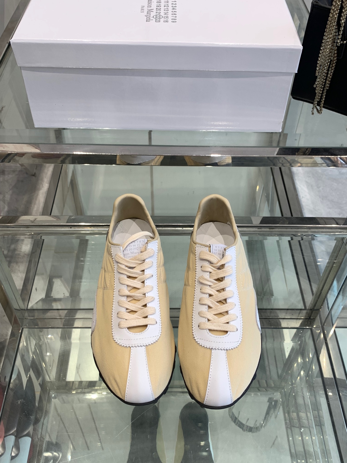 NO:165645,Maison Margiela 2025ss Spring and Summer New MM6 Magiela Couple thin-soled sneakers The new Sprinters sneakers are made of old-fashioned nylon and retro-treated suede, inspired by retro running shoes. Through old-fashioned, stitching, splicing and other processes, the items are given a new life and beauty. The tongue is decorated with a classic digital logo, paired with an anti-slip spike sole, and the tail is decorated with an iconic white stitching logo, full of craftsmanship. Size 35-40 for women, 40-45 for men (women's size is shipped first, men's size is after the year), casual shoes/sports shoes, masion margiela,masion margiela,sneakers,chamois leather19860909Maison Margiela 2025ss 春夏新款 MM6马吉拉 情侣款薄底运动鞋 新款Sprinters运动鞋轮廓采用做旧感尼龙与复古处理麂皮制成,灵感来源于复古跑鞋. 通过做旧、缝线、拼接等工艺,赋予单品新的生命和美感.舌头饰有经典的数字标志,搭配有防滑的钉状鞋底,鞋尾饰有标志性的白色缝线logo,充满工艺感. 码数女35-40 男40-45（女码先出货 男码年后）,休闲鞋/运动鞋,masion margiela,masion margiela,sneakers,chamois leather,Women's Shoes