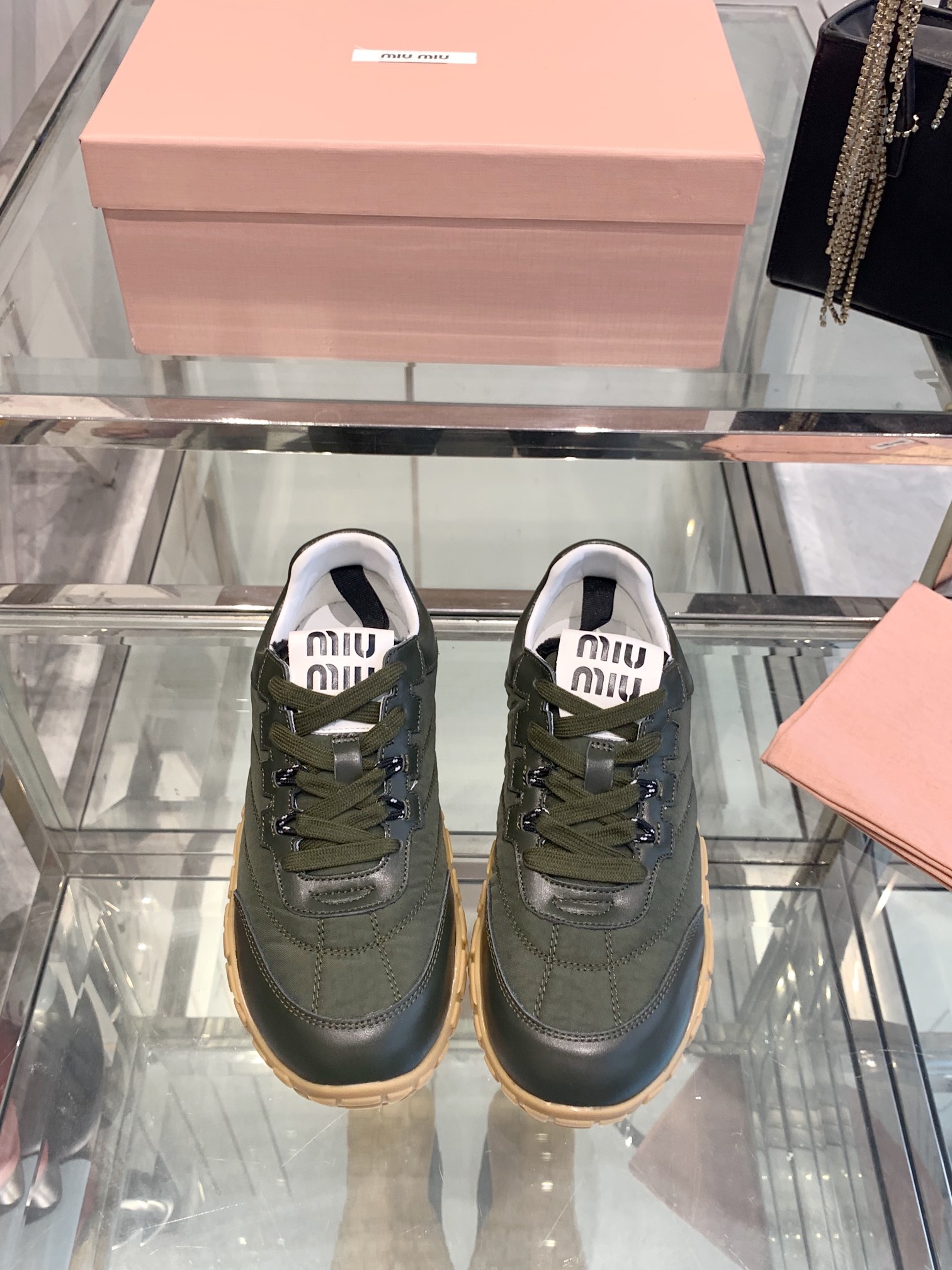 NO:165664,Miu Miu 25ss Spring and summer new style Cookie shoes Forrest Gump shoes Casual sneakers Miumiu latest hits Avant-garde and bold design, Miu Miu style is integrated with the simple lines of this thick-soled canvas sneaker, the chic logo is decorated on the tongue and back of the shoe, embellished with retro design, adding iconic elements!  Thick sole design defines avant-garde modern style. Original custom fabric/beef velvet. Original imported soft lamb wool. Original open molded anti-slip rubber outsole. Sole thickness is about 4.5cm. Size 35-40 (40 customized), casual shoes/sports shoes, miumiu, sneakers.19860909Miu Miu 缪缪 25ss 春夏新款 饼干鞋 阿甘鞋 休闲运动鞋 miumiu最新爆款 前卫大胆的设计,Miu Miu风格融于此款厚底帆布运动鞋的简约线条, 别致徽标饰于鞋舌与背面,点缀复古设计,平添标志性元素！厚底设计定义前卫的现代风格 面料原版定制布料/牛反绒 内里原版进口柔软羊羔毛 鞋底原版开模防滑橡胶大底 底厚约4.5cm 码数35-40（40定做）,休闲鞋/运动鞋,miumiu,sneakers,Women's Shoes