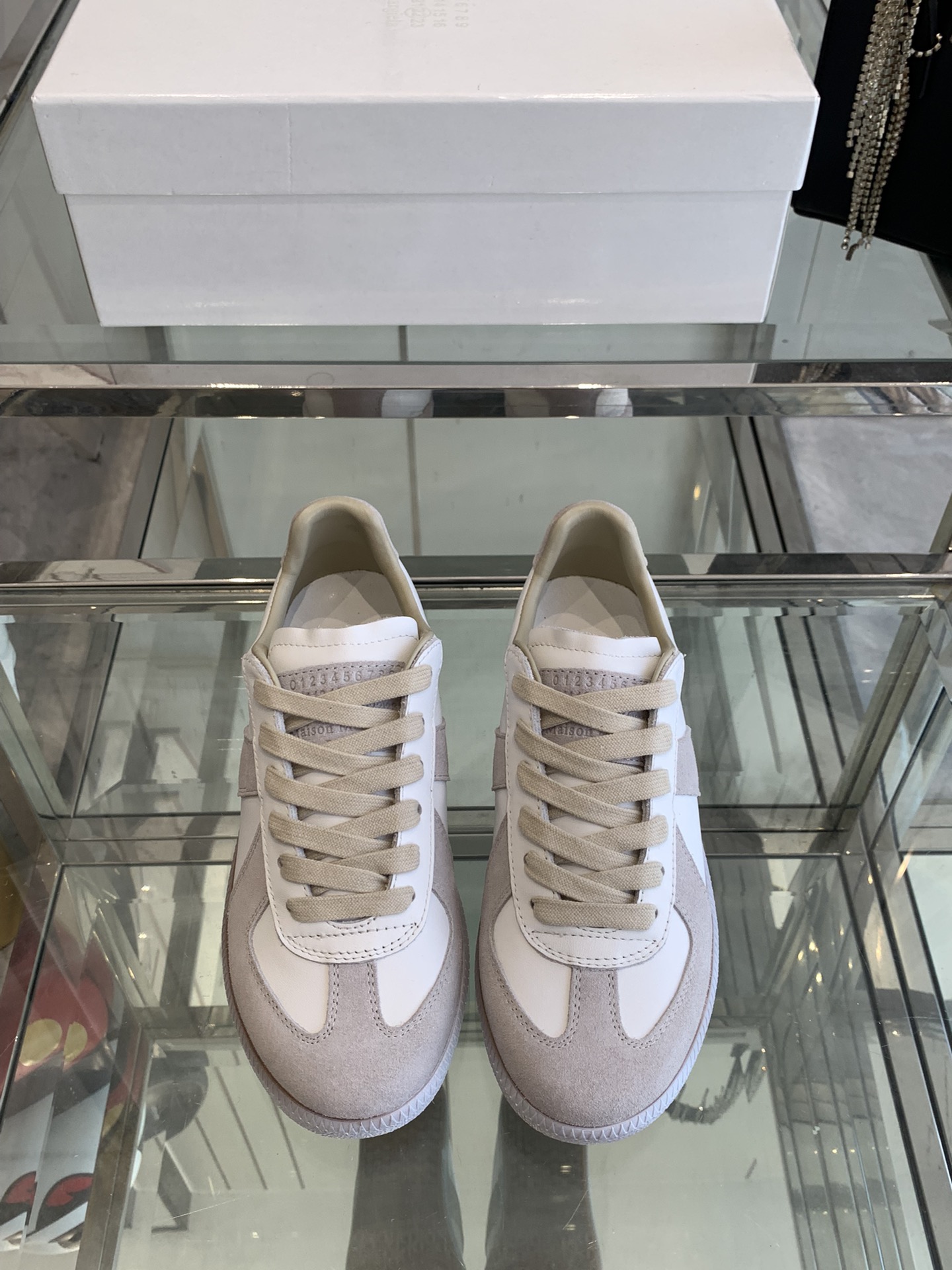 NO:165647,Maison Margiela mm6 new color Majra couples classic training shoes Majra's most comfortable training shoes!  Full of retro feel!  Just dress up for you very high-end!  The shoes are very light!  It's super comfortable and breathable to wear!  The most important thing is not to tired or grind your feet!  All seasons of the year!  Spring, summer, autumn and winter are suitable!  Never out of time, cowhide suede upper, imported lambskin inside, soft, sweat-absorbing and breathable, comfortable, original open molded rubber wear-resistant beef tendon sole size 35-44, casual shoes/sports shoes, masion margiela,masion margiela,sneakers,cowhide,sheepskin,chamois leather19860909Maison Margiela mm6 新色马吉拉情侣款经典德训鞋 马吉拉最最舒服的德训鞋子了！复古感满满！随便穿搭就可以很高级！鞋子很轻便！穿起来上脚超级舒服透气！最重要不累脚,不磨脚！一年四季！春夏秋冬皆适宜！永不过时 鞋面牛皮麂皮 内里进口小羊皮、柔软吸汗透气舒适 鞋底原版开模橡胶耐磨牛筋底 码数35-44,休闲鞋/运动鞋,masion margiela,masion margiela,sneakers,cowhide,sheepskin,chamois leather,Women's Shoes