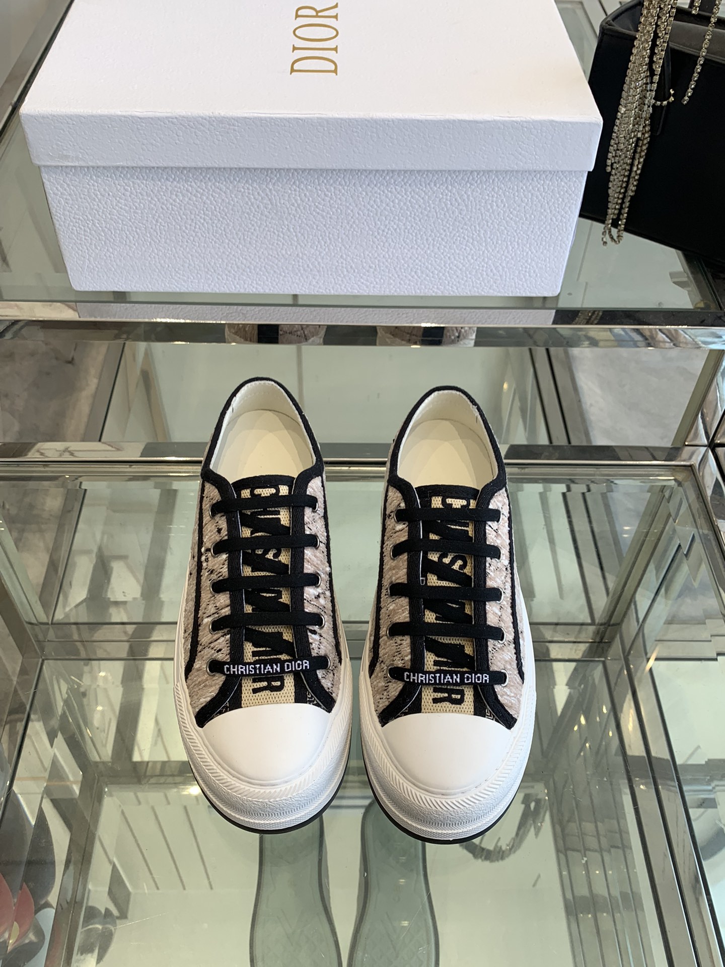 NO:165625,Dior thick-soled casual sneakers adopt full embroidery iconic pattern. Foreign counters are popular non-market ordinary imitation version. The fabric is imported from Italy. Embroidered uppers. Original mold glued logo matte five-pointed star sole. Imported lambskin inside   high elastic. Injection molded mold Logo foaming footbed. Size 35-41 (40 41 customized). Casual shoes/sports shoes, dior, dior, sneakers, sheepskin19860909Dior迪奥 厚底休闲运动鞋 采用全刺绣标志性图案 国外专柜爆款非市场普通仿版 面料采用意大利进口布料 刺绣鞋面,原版模具注胶Logo磨砂五角星大底 内里进口小羊皮 高弹力 注塑成型模具Logo发泡垫脚 码数35-41（40 41定做）,休闲鞋/运动鞋,dior,dior,sneakers,sheepskin,Women's Shoes