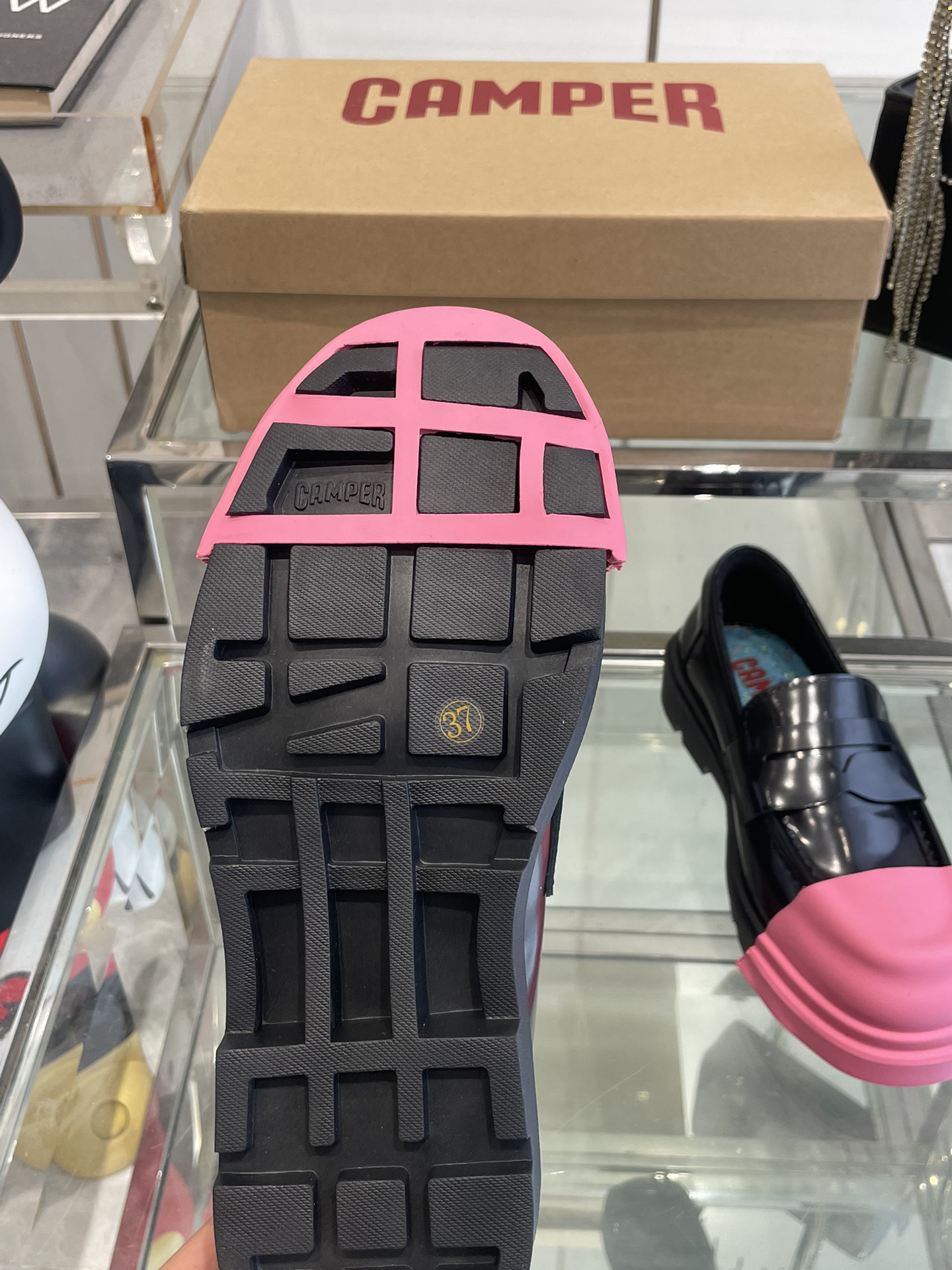 “Variety of Quilts and Shoes with Detachable Parts for Comfortable Fit” - 图片 5