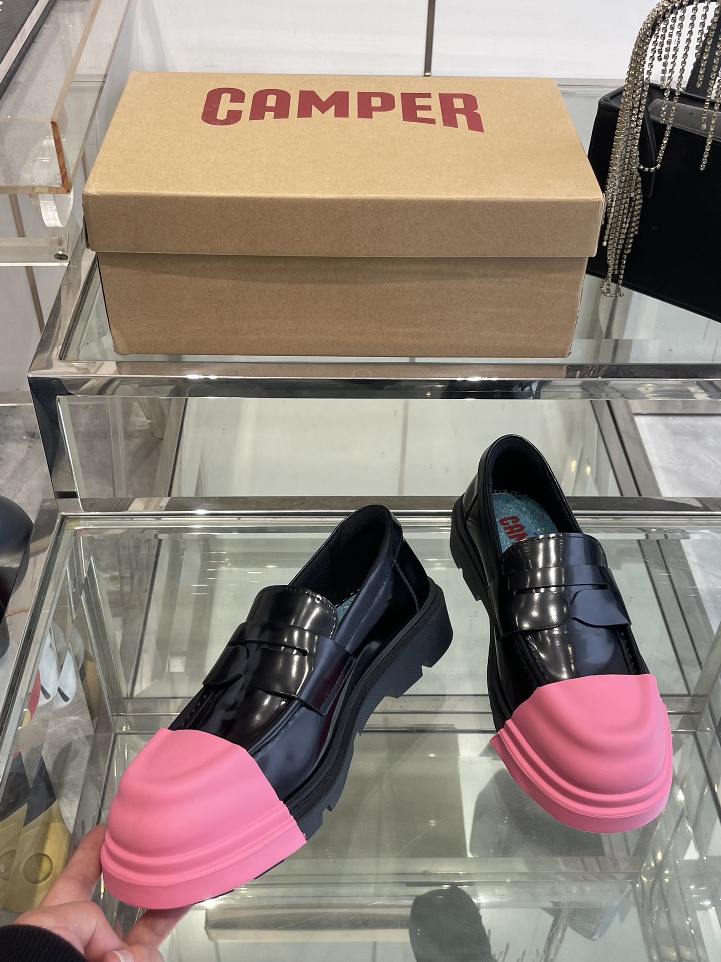 “Variety of Quilts and Shoes with Detachable Parts for Comfortable Fit” - 图片 3