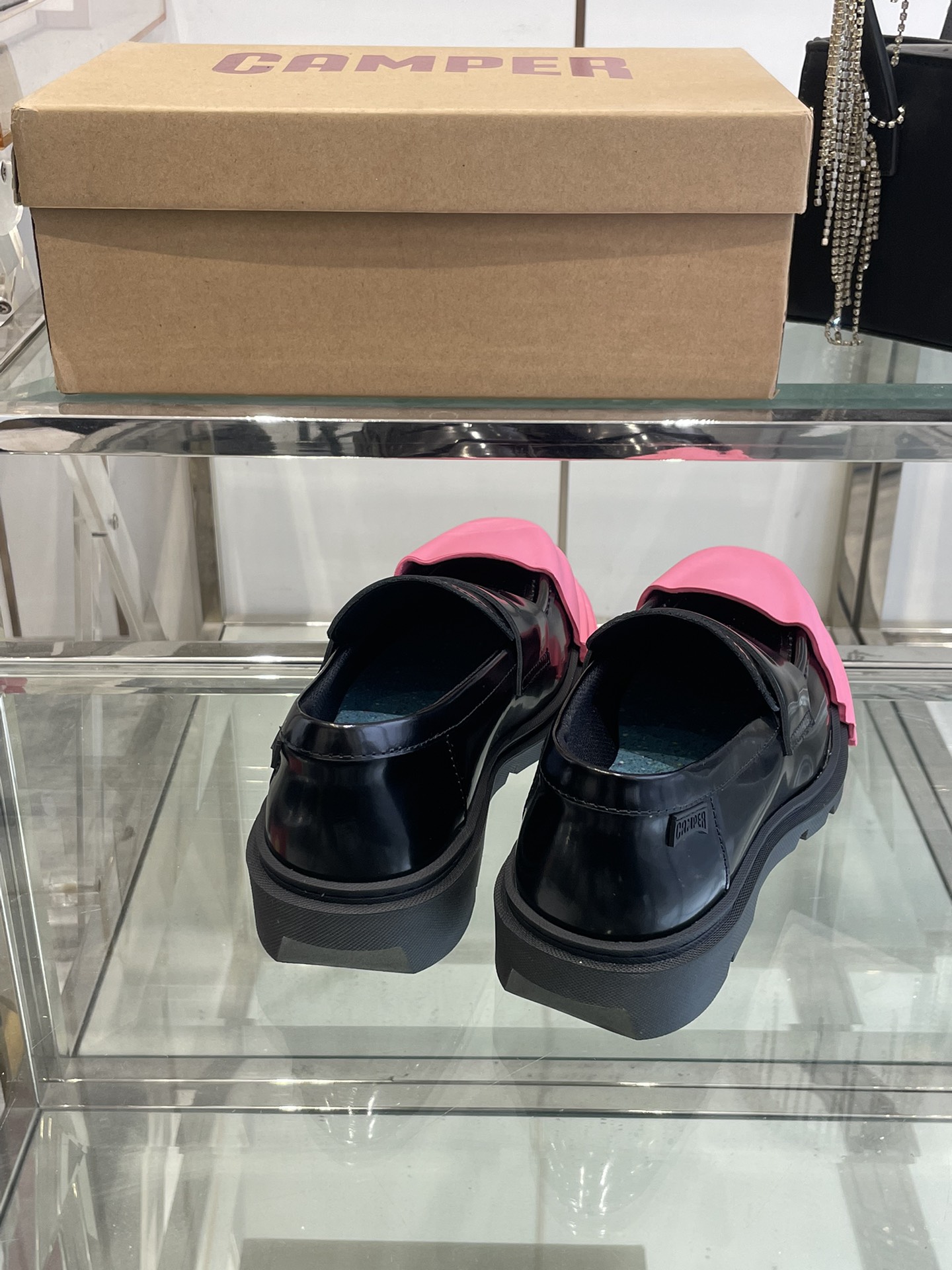 “Variety of Quilts and Shoes with Detachable Parts for Comfortable Fit” - 图片 9