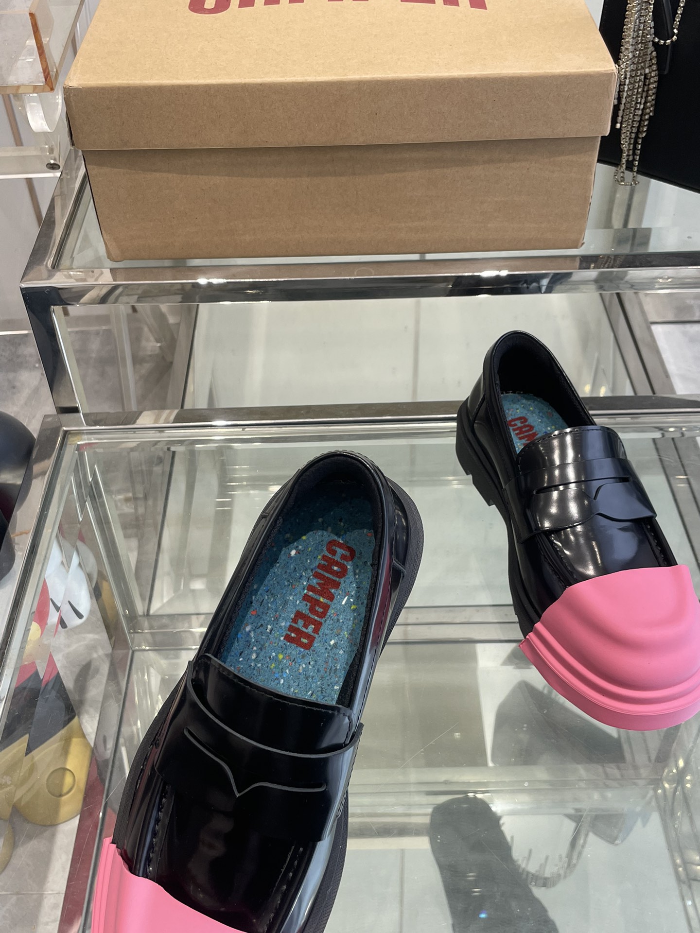 “Variety of Quilts and Shoes with Detachable Parts for Comfortable Fit” - 图片 4
