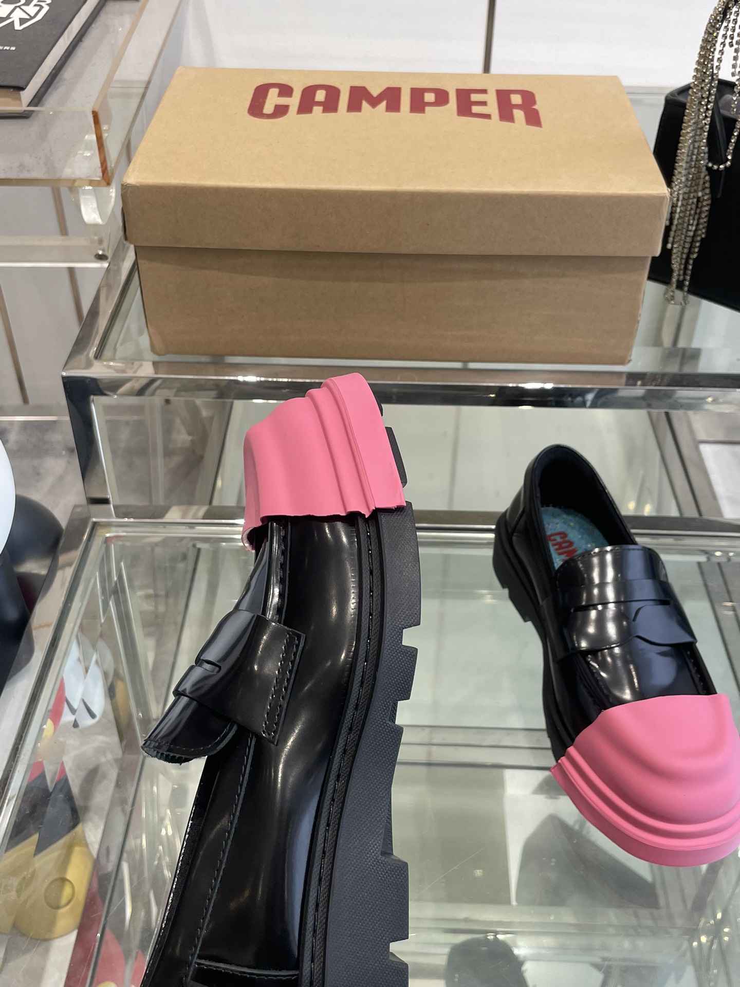“Variety of Quilts and Shoes with Detachable Parts for Comfortable Fit” - 图片 6