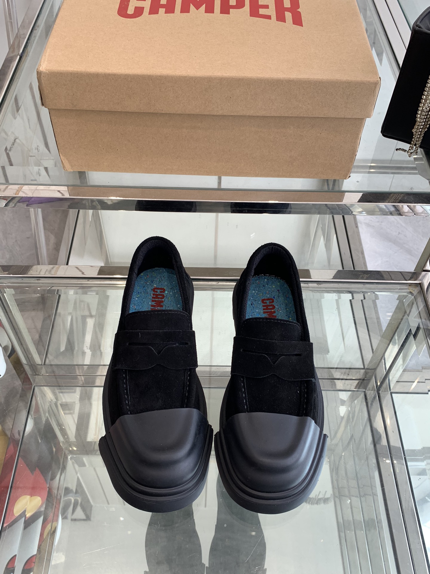 “Variety of Quilts and Shoes for Spring and Summer in Different Sizes” - 图片 1