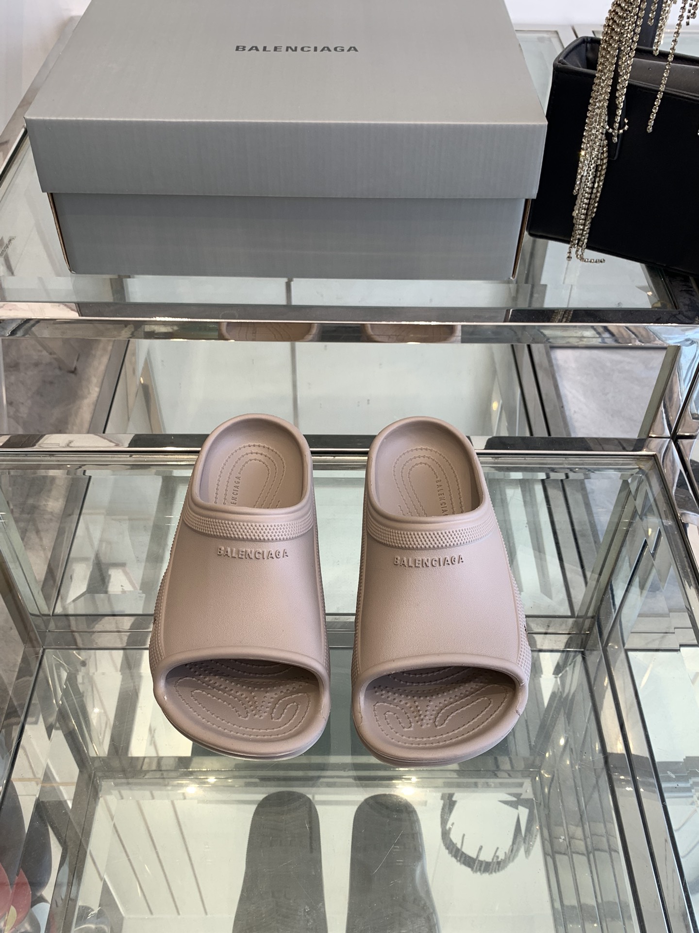 NO:165603,BALENCIAGE Pool Crocs Cooperation model thick sole drag original 1:1 restore, single size single mode, suitable size, full of comfort, consistent with the heel and original version, all uppers are grained, sole pattern, and full of detail. Believe me, it must be a pair of beach slippers that can make you weld your feet all summer. The original upper open mold EVA rubber and plastic integrated molding Thick sole 3cm size 36-41 for women 39-45 for men, slippers, balenciaga, balenciaga, slippers19860909BALENCIAGE 巴黎世家 Pool Crocs 合作款厚底拖 原版1:1还原,单码单模,大小合适,舒适度满满,后跟和原版一致有码标,所有鞋面颗粒感,鞋底纹路,细节感拉满 相信我,一定是一双可以让你整个夏天焊死脚上的沙滩拖鞋 鞋面原版开模EVA橡塑一体成型 厚底3cm 码数女36-41 男39-45,拖鞋,balenciaga,balenciaga,slippers,Women's Shoes