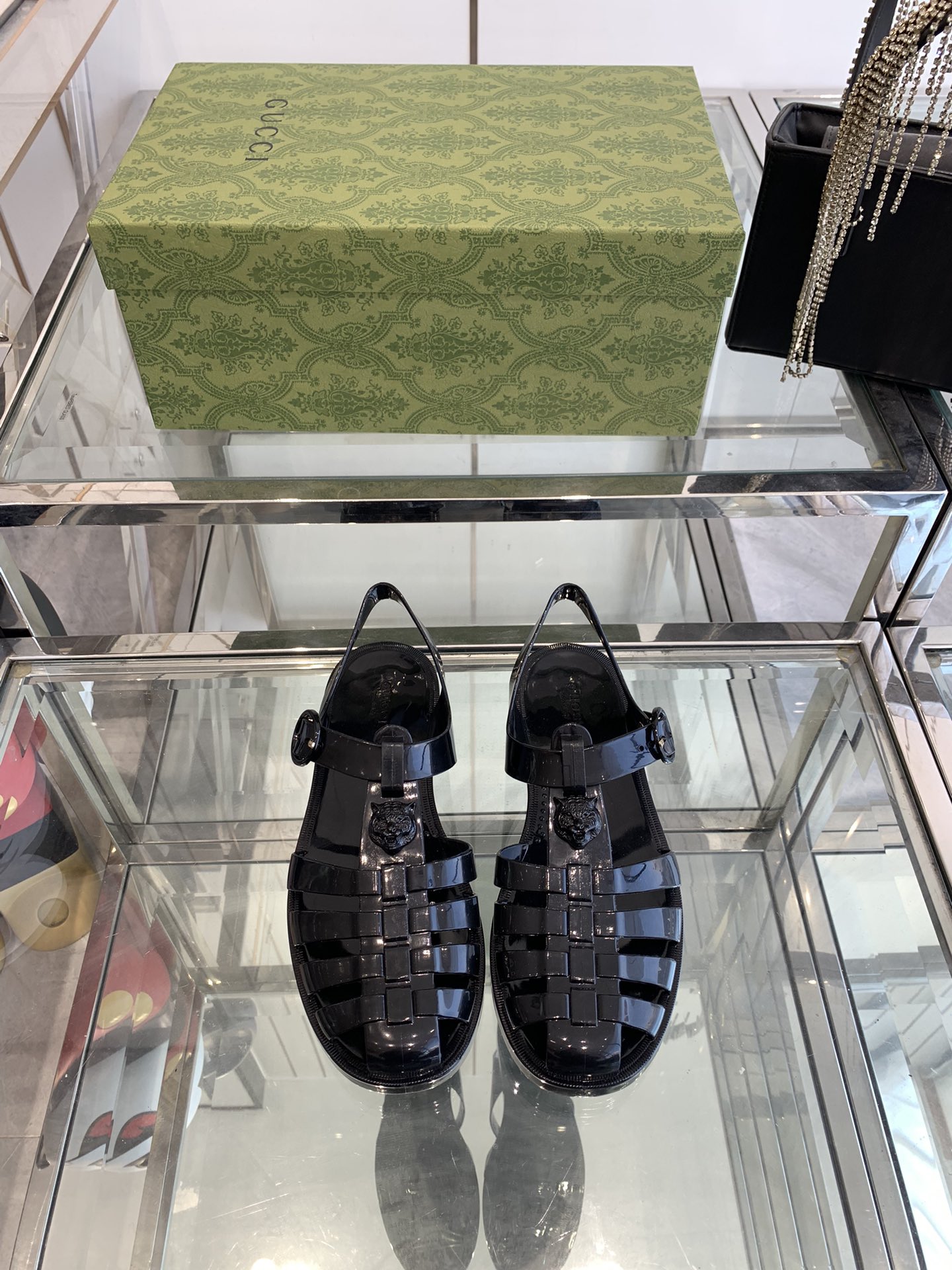 NO:165605,Gucci spring and summer new double G jelly sandals TPU material. Buy the original version in the counter, all the details and materials are the same as what you bought in the counter!  The mold took one and a half months, and the molds of a pair of shoes weighed 1 ton!  It can truly be as crystal clear as the original version!  All button hardware is truly consistent with the original version, welcome to compare details. Other versions in the market. Size 36-44, sandals, gucci, sandals19860909Gucci春夏新款 双G果冻凉鞋 TPU材质.专柜购买原版 ,所有细节、材料 ,全部跟你在专柜买到的都一样 ！模具耗时一个半月,一对鞋子的模具重达1吨！真正能做到和原版一样的晶莹剔透！所有扣子五金真正做到和原版一致,欢迎细节对比 其他市场其他版. 码数36-44,凉鞋,gucci,sandals,Women's Shoes