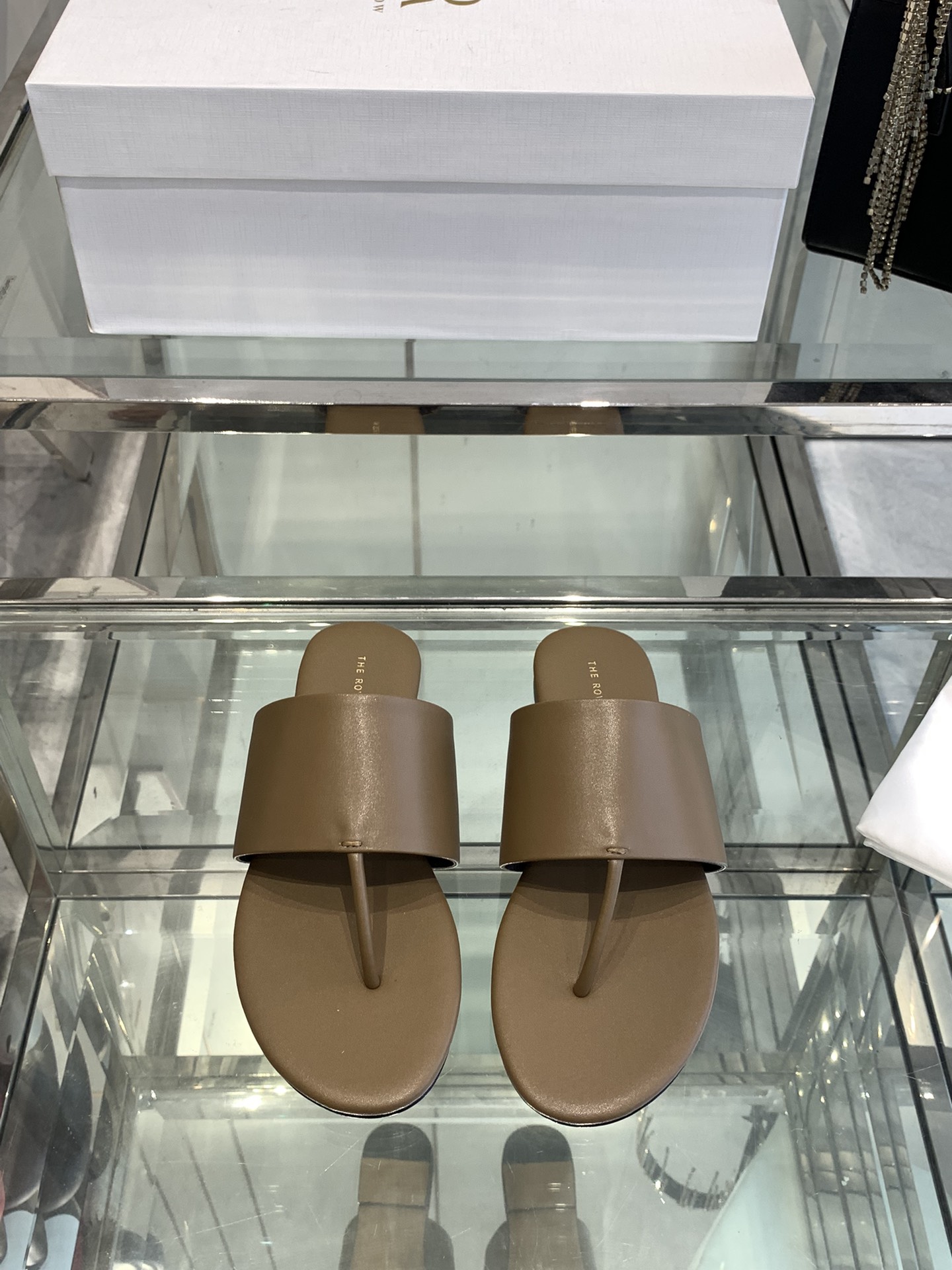 NO:165601,The row Flat slippers, foot-clip flops, high-heeled slippers, you will be amazed by one of your slippers when you put your feet on. TR slippers will never regret even if you close your eyes. Everything is so right!  Custom imported calf leather, imported sheepskin, sole genuine leather outsole, heel high flat/high heel size 35-39 (40 41 custom made), slippers, slippers, cowhide, sheepskin, Leather soles19860909The row 平底拖鞋 夹脚人字拖 高跟拖鞋 上脚马上会惊艳到你的一款拖鞋 TR拖鞋闭眼入都不会后悔 一切那么恰到好处！ 鞋面定制进口小牛皮 内里进口羊皮 鞋底真皮大底 跟高平底/高跟 码数35-39（40 41定做）,拖鞋,slippers,cowhide,sheepskin,Leather soles,Women's Shoes