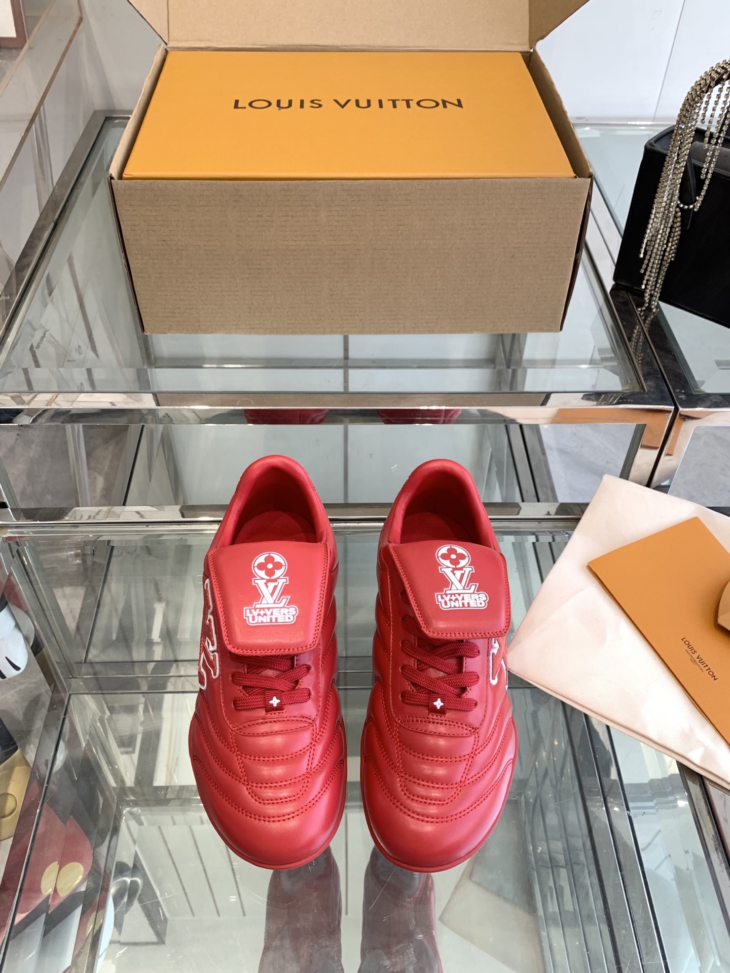 NO:165589,Louis Vuitton, Louis Vuitton, couple sneakers, football shoes, casual running shoes, original purchase and development, making goods, LV Discovery, lace-up shoes appeared in Louis Vuitton, using technology mesh fabric and metal texture synthetic material to create a streamlined design, brand elements embellish the upper and light rubber outsole, matched with technology shoelaces. Fabric: original imported cowhide   technology diamond face, original custom breathable mesh, original sole, ultra-light rubber foamed material, sole thickness 4cm, size 35-45, casual shoes/sports shoes, louis vuitton, louis vuitton, louis vuitton, louis vuitton, louis vuitton, sneakers, cowhide19860909Louis Vuitton路易威登 情侣款运动鞋 足球鞋 休闲 跑鞋 原版购入开发 做货 LV Discovery 系带鞋亮相路易威登 以科技网格面料和金属质感合成材质塑造流线型设计 品牌元素点缀鞋面和轻质橡胶外底,搭配科技鞋带. 面料:原版进口牛皮 科技菱格面 内里原版定制透气网里 鞋底原版开模超轻橡胶发泡材质 底厚4cm 码数35-45,休闲鞋/运动鞋,louis vuitton,louis vuitton,louis vuitton,sneakers,cowhide,Women's Shoes