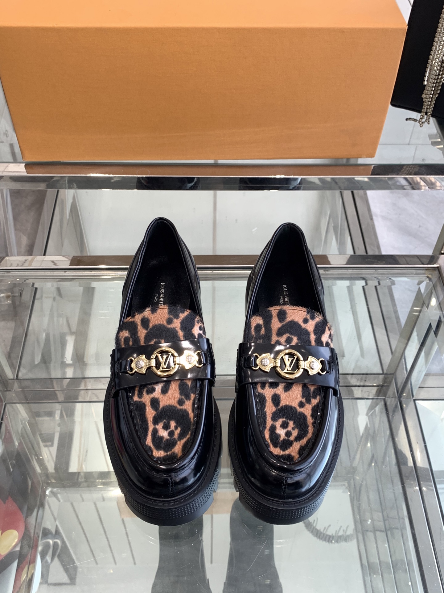 NO:165599,Louis Vuitto Louis Vuitto Classic New Thick-soled Casual Loafers Your outfits Share today Louis Vuitton Presbyterian Thick-soled Loafers Archlight Sneakers are from cowhide leather cut into a fun configuration. Double laces embellish the logo and beads. The wide tongue and wavy outsole establish recognition. Both are decorated with Cire logo. Original imported edge beads/horse hair. Inner footbed sheepskin. Original rubber foam sole. Size 35-40 (customized for 40). Loafers, louis vuitton, louis vuitton, loafers, sneakers, cowhide, sheepskin.19860909Louis Vuitto 路易威登 经典新款 厚底休闲乐福鞋 你的穿搭今日分享 Louis Vuitton 老花厚底乐福鞋 Archlight 运动鞋出自 以牛皮革裁成妙趣构型.双鞋带点缀标识串珠.宽大鞋舌和波浪形外底树立辨识度,二者均饰有 Cire 标识 面料原版进口开边珠/马毛 内里垫脚羊皮 鞋底原版橡胶发泡大底 码数35-40（40订做）,乐福鞋,louis vuitton,louis vuitton,loafers,sneakers,cowhide,sheepskin,Women's Shoes