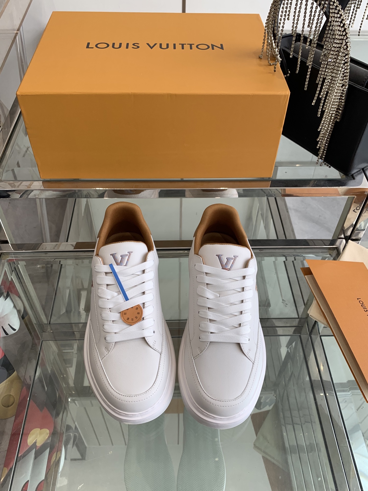 NO:165591,Louis Vuitton 25ss new casual white shoes sneakers Donkey brand LV Louis Vuitton designed couple shoes for environmental protection Charlie and Squad sneakers Oversized side LV logo Customized jacquard fabric with heel presbyopia design is also eye-catching, the laces and tongue patches are made of recyclable ECONYL recycled nylon Fabric: original custom imported cowhide, inner foot pad breathable inner sole original TPU rubber outsole size 35-44 (40 for women, 45 for men), casual shoes/sports shoes, louis vuitton, louis vuitton, louis vuitton, louis vuitton, louis vuitton, louis vuitton, louis vuitton, louis vuitton, louis vuitton, louis vuitton, louis vuitton, louis vuitton, louis vuitton, sneakers, cowhide19860909Louis Vuitton 路易威登 25ss新款休闲小白鞋 运动鞋 驴牌LV路易威登为环保设计情侣鞋Charlie 与Squad运动鞋 侧身超大LV logo 鞋舌定制提花面料 后跟老花设计也很醒目,鞋带和鞋舌贴饰均由可循环利用的ECONYL再生尼龙制成  面料:原版定制进口牛皮 内里垫脚透气内里 鞋底原版TPU橡胶大底 码数35-44（女40 男45订做）,休闲鞋/运动鞋,louis vuitton,louis vuitton,louis vuitton,louis vuitton,sneakers,cowhide,Women's Shoes