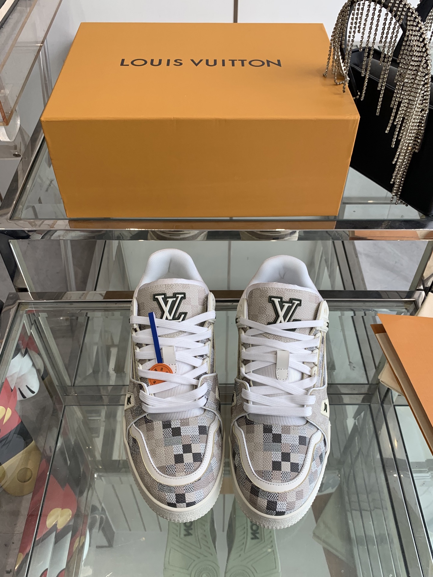 NO:165593,LV TARINE Louis Vuitton L Home Donkey Brand Couple casual sports shoes skateboard shoes Original purchase and development Made of this LV Trainer sneakers are made of cowhide leather to create complex uppers, which require hours of ingenious sewing to complete. The classic configuration is from Virgil Abloh, showing the inspiration of retro basketball shoes Fabric: Original custom-made top layer cowhide Inner: Original custom breathable net Outsole: Original open-mode two-color TPU combination sole Thickness: 3CM Size 35-44 (40 for women and 45 for men), casual shoes/sports shoes, louis vuitton, louis vuitton, louis vuitton, louis vuitton, louis vuitton, louis vuitton, louis vuitton, louis vuitton, louis vuitton, louis vuitton, louis vuitton, sneakers, cowhide19860909LV TARINE路易威登L家 驴牌 情侣款休闲 运动鞋 滑板鞋 原版购入开发 做货 本款LV Trainer 运动鞋选用牛皮革塑造繁复鞋面,需要数小时的匠心缝制方可完成.经典构型出自 Virgil Abloh 之手,展现复古篮球鞋的灵感启发 面料: 原版定制头层牛皮 内里: 原版定制透气网里 大底: 原版开模双色TPU组合大底 底厚: 3CM 码数35-44（女40 男45定做）,休闲鞋/运动鞋,louis vuitton,louis vuitton,louis vuitton,louis vuitton,sneakers,cowhide,Women's Shoes