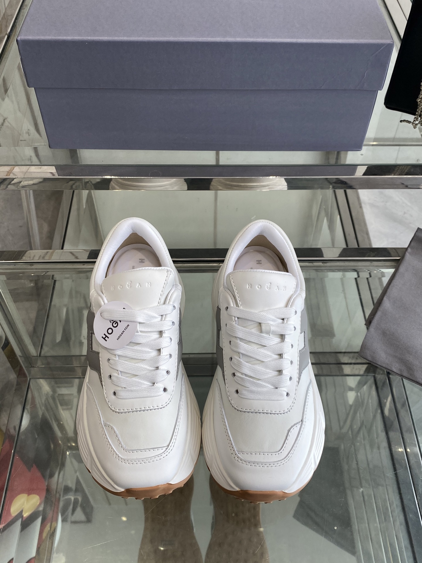 NO:166008,Men's Hogan Hogan 25ss latest H669 series couples thick sole casual sneakers original purchase and development Made of goods HOGAN H669 series adds ladylike elements to the light sole design, adding height to the temperament. It integrates 1980s sports elements without losing the modern sense of technology and urban fashion, and the lines show youthful vitality. Fabric: Original custom imported top layer cowhide Inner: Imported breathable net Sole: Original open mold-proof TPU material, thick sole 5CM size, women's 35-40 men's 39-44, casual shoes/sports shoes, hogan, sneakers, cowhide19860909男Hogan霍根 25ss最新H669系列 情侣款厚底 休闲 运动鞋 原版购入开发 做货 HOGAN H669系列在轻便鞋底设计上增添淑女元素,增加高度更显气质.融入80年代运动元素,又不失现代科技感和都市时尚,线条尽显青春活力 面料 : 原版定制进口头层牛皮 内里 : 进口透气网里 鞋底 : 原版开模防滑TPU材质 底厚 5CM 码数女35-40男39-44,休闲鞋/运动鞋,hogan,sneakers,cowhide,Women's Shoes