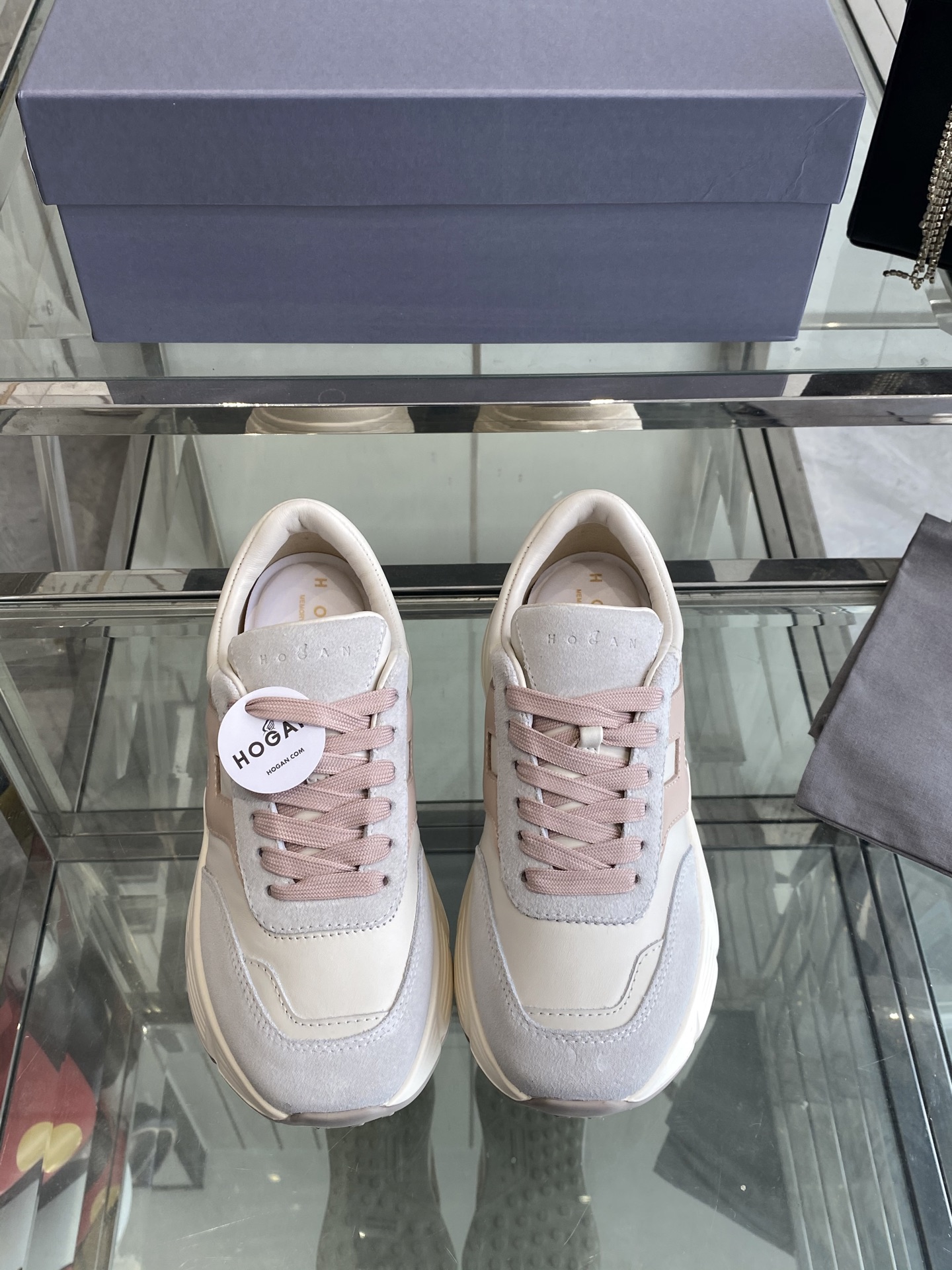 NO:166011,Women's Hogan Hogan 25ss latest H669 series couple's thick sole casual sneakers original purchase and development Made the goods HOGAN H669 series adds a ladylike element to the light sole design, adding height to the temperament. It integrates the 1980s sports elements, without losing the modern sense of technology and urban fashion, and the lines show youthful vitality. Fabric: Original custom imported top layer cowhide Inner: Imported breathable net Sole: Original open mold-proof TPU material, thick sole 5CM size women's 35-40, casual shoes/sports shoes, hogan, sneakers, cowhide19860909女款 Hogan霍根 25ss最新H669系列 情侣款厚底 休闲 运动鞋 原版购入开发 做货 HOGAN H669系列在轻便鞋底设计上增添淑女元素,增加高度更显气质.融入80年代运动元素,又不失现代科技感和都市时尚,线条尽显青春活力 面料 : 原版定制进口头层牛皮 内里 : 进口透气网里 鞋底 : 原版开模防滑TPU材质 底厚 5CM 码数女35-40,休闲鞋/运动鞋,hogan,sneakers,cowhide,Women's Shoes