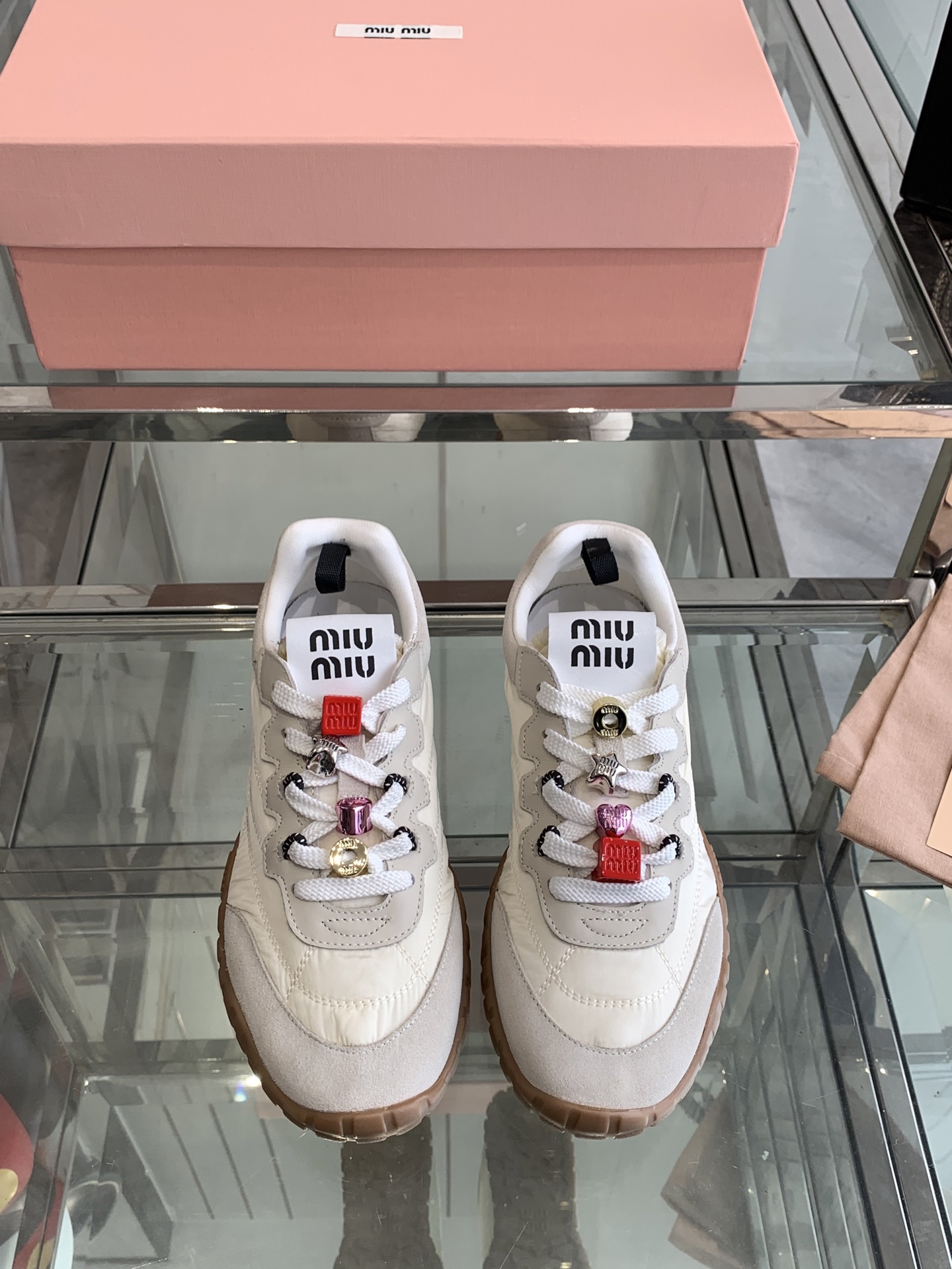 NO:166014,MiuMiu 25ss Spring and Summer New Style Cookie Shoes Forrest Gump Shoes Sports Shoes Miu Latest Popularity Avant-garde and bold design!  The style is integrated into the simple lines of this thick-soled canvas sneaker, and the chic logo is decorated on the tongue and back of the shoe, embellished with retro design, adding to the iconic!  Thick sole design defines avant-garde modern style. The upper is made of original custom fabric/beef velvet. Inner footbed sheepskin splicing mesh. Original open molded anti-slip rubber outsole. Size 35-40 (40 customized), casual shoes/sports shoes, miumiu, sneakers, sheepskin19860909MiuMiu 缪缪 25ss春夏新款 饼干鞋 阿甘鞋 运动鞋 miu最新爆款 前卫大胆的设计！风格融于此款厚底帆布运动鞋的简约线条,别致徽标饰于鞋舌与背面,点缀复古设计,平添标志性！厚底设计定义前卫的现代风格 鞋面采用原版定制布料/牛反绒 内里垫脚羊皮拼接网布 鞋底原版开模防滑橡胶大底 码数35-40（40订做）,休闲鞋/运动鞋,miumiu,sneakers,sheepskin,Women's Shoes