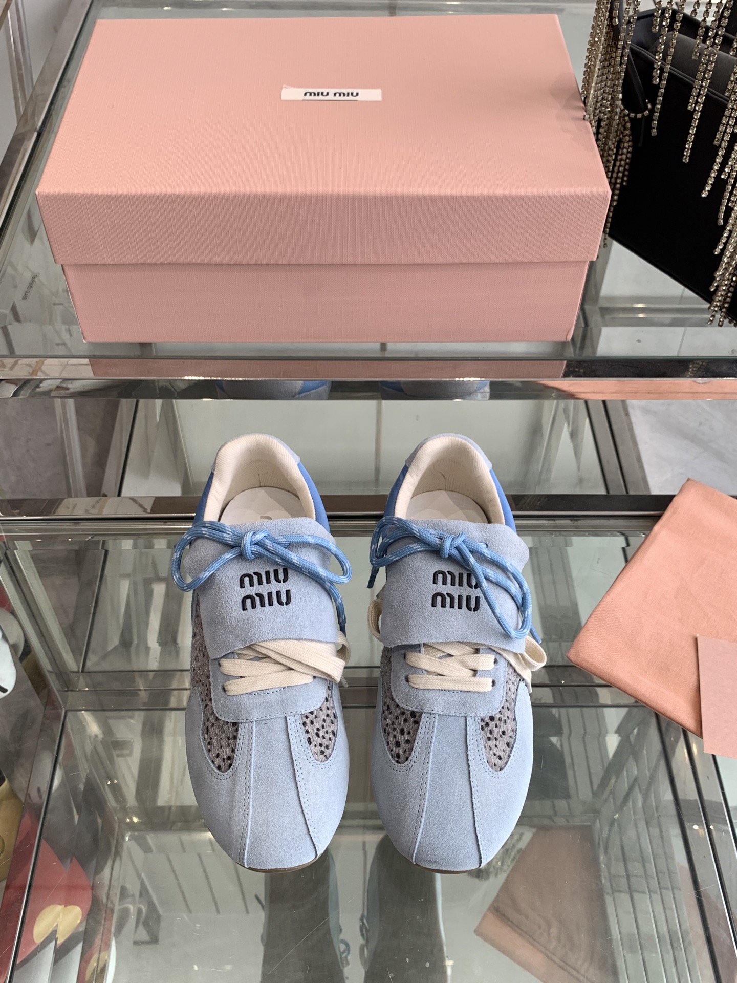 NO:166029,Miu Miu 25ss New early spring casual sneakers This series is very popular. Comfortable and lightweight on the feet. Fashionable girl design is casually matched. Imported deer leather horse hair upper. Original breathable cloth lining. Original wear-resistant rubber outsole. Size 35-40 (custom made in 40), casual shoes/sports shoes, miumiu, sneakers19860909Miu Miu 25ss 新款早春 休闲运动鞋 这款系列超喜欢了 上脚舒适轻便 时尚少女设计随便搭配 进口鹿皮马毛鞋面 原版透气布内里 原版耐磨橡胶大底 码数35-40（40订做）,休闲鞋/运动鞋,miumiu,sneakers,Women's Shoes