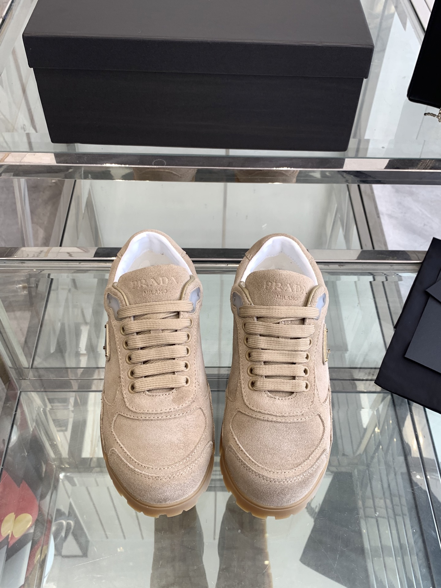 NO:166017,Men's Prada Prada New autumn and winter style couples' German training shoes. The fabric is imported suede, with a texture, wrapped in sheepskin inside, soft and glutinous. The insole is thickened lambskin, which is extremely comfortable to step on, and has a sense of support. You can walk around all day without scratching your feet. The shoe design is also very delicate. You can wear it all year round. It is also a more practical casual shoe. Whether it is paired with a skirt, pants, you can wear it perfectly. The upper imported suede, sheepskin inside, and the sole mold tpu rubber outsole!  Size women 35-40 men 39-44, casual shoes/sports shoes, prada, prada, sneakers, skirts, sheepskin, chamois leather19860909男Prada 普拉达 秋冬新款 情侣款德训鞋 面料进口麂皮,有肌理感,内里羊皮包裹,软软糯糯的 鞋垫加厚小羊皮,踩上去无比舒适,有支撑感,随便暴走一整天都不磨脚 鞋型设计也是很秀气,自留款一年四季都能穿,也是比较实用的一款休闲鞋 无论配裙子,裤子都能完美的穿搭  鞋面进口麂皮 内里羊皮 大底模具tpu橡胶大底！ 码数女35-40 男39-44,休闲鞋/运动鞋,prada,prada,sneakers,skirts,sheepskin,chamois leather,Women's Shoes