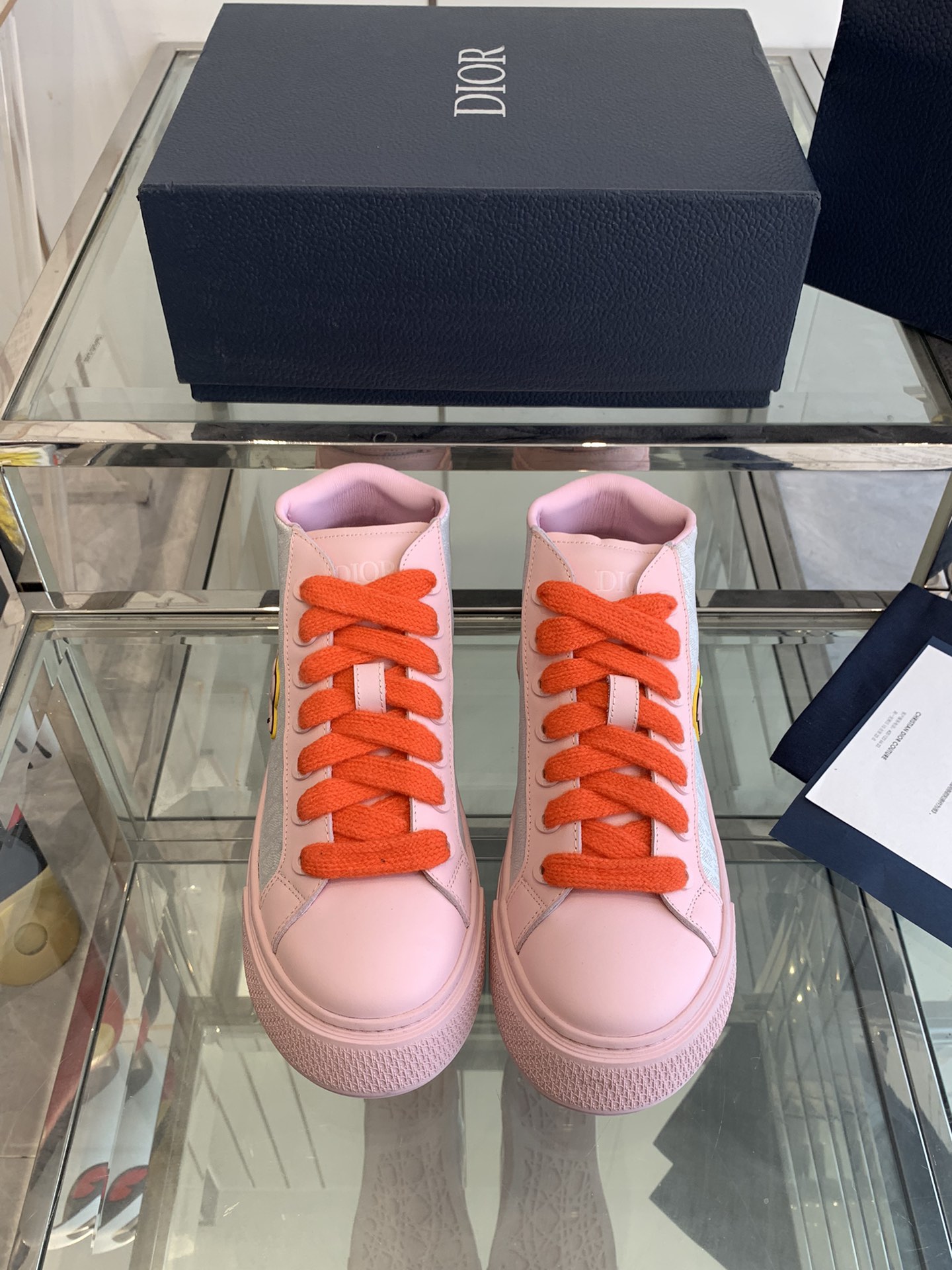 NO:166032,Gaobang Dior B33 series 25ss latest snake-year limited couple casual sneakers skateboard shoes This B33 sneakers are a new product for spring 25ss, reinterpreting classic tennis shoes, and the stylish silhouette highlights the thick feeling. They are carefully crafted from navy blue and white jacquard fabrics, decorated with Oblique prints, suede inserts, and a unique padded tongue with Dior embossed logo, paired with navy blue mohair wide laces and matte tone finish brass eyelets. White Dior Oblique patterned rubber sole, and the back is decorated with a contrasting Dior 30 Avenue Montaigne logo to enhance the style. It can add fashionable temperament to the casual look. Original custom fabric Oblique presbyterian   cowhide  Inner original custom sheepskin   breathable net Sole original open mold anti-slip TPU material Sole thickness 4CM Size 35-45, casual shoes/sports shoes, dior, dior, sneakers, cowhide, sheepskin19860909高邦 Dior 迪奥B33系列 25ss最新蛇年限定 情侣款休闲 运动鞋 滑板鞋 这款 B33 运动鞋是25ss春季新品,重新诠释经典的网球鞋,时尚的廓形突显厚实感.采用海军蓝色和白色提花面料精心制作,饰以 Oblique 印花,搭配绒面革镶片,别具一格的加垫鞋舌点缀以 Dior 压花标志,搭配海军蓝色马海毛宽鞋带和哑光同色调饰面黄铜孔眼.白色 Dior Oblique 图案橡胶鞋底,后侧饰以对比鲜明的 Dior 30 Avenue Montaigne 标志提升格调.可为休闲造型增添时尚气质 面料原版定制Oblique老花 牛皮 内里原版定制羊皮 透气网里 鞋底原版开模防滑TPU材质 底厚4CM 码数35-45,休闲鞋/运动鞋,dior,dior,sneakers,cowhide,sheepskin,Women's Shoes