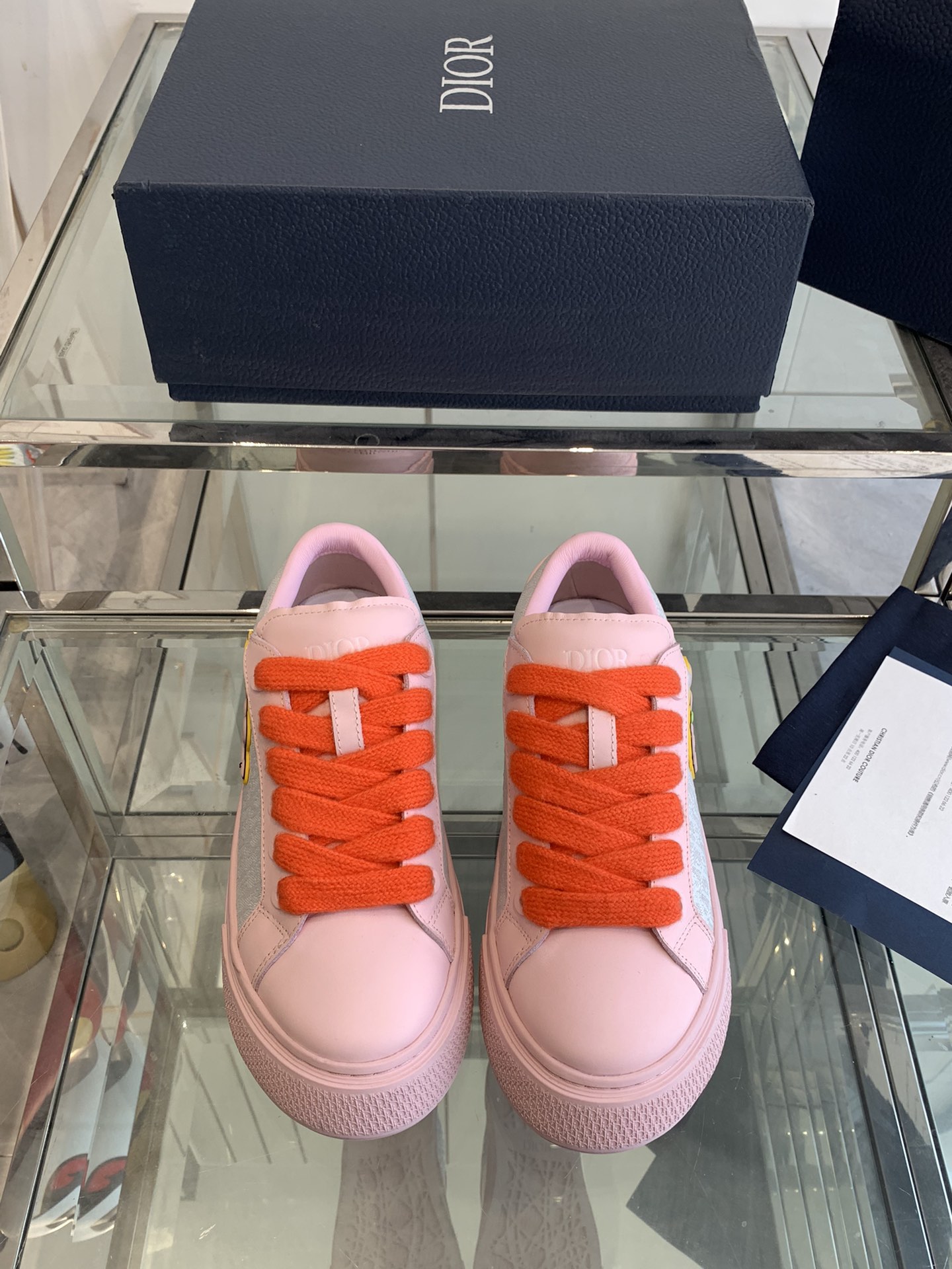 NO:166035,Low-top Dior B33 series 25ss latest snake-year limited couple casual sneakers skateboard shoes This B33 sneakers are a new product for spring 25ss, reinterpreting classic tennis shoes, and a stylish silhouette that highlights the thick feeling. They are carefully crafted from navy blue and white jacquard fabrics, decorated with Oblique prints, suede inserts, and a unique padded tongue with Dior embossed logo, paired with navy blue mohair wide laces and matte tone finish brass eyelets. White Dior Oblique patterned rubber sole, and the back is decorated with a contrasting Dior 30 Avenue Montaigne logo to enhance the style. Add a stylish temperament to the casual look. Original custom fabric Oblique presbyterian   cowhide  Inner original custom sheepskin   breathable net Sole original open mold anti-slip TPU material Sole thickness 4CM Size 35-45, casual shoes/sports shoes, dior, dior, sneakers, cowhide, sheepskin19860909低帮 Dior 迪奥B33系列 25ss最新蛇年限定 情侣款休闲 运动鞋 滑板鞋 这款 B33 运动鞋是25ss春季新品,重新诠释经典的网球鞋,时尚的廓形突显厚实感.采用海军蓝色和白色提花面料精心制作,饰以 Oblique 印花,搭配绒面革镶片,别具一格的加垫鞋舌点缀以 Dior 压花标志,搭配海军蓝色马海毛宽鞋带和哑光同色调饰面黄铜孔眼.白色 Dior Oblique 图案橡胶鞋底,后侧饰以对比鲜明的 Dior 30 Avenue Montaigne 标志提升格调.可为休闲造型增添时尚气质 面料原版定制Oblique老花 牛皮 内里原版定制羊皮 透气网里 鞋底原版开模防滑TPU材质 底厚4CM 码数35-45,休闲鞋/运动鞋,dior,dior,sneakers,cowhide,sheepskin,Women's Shoes