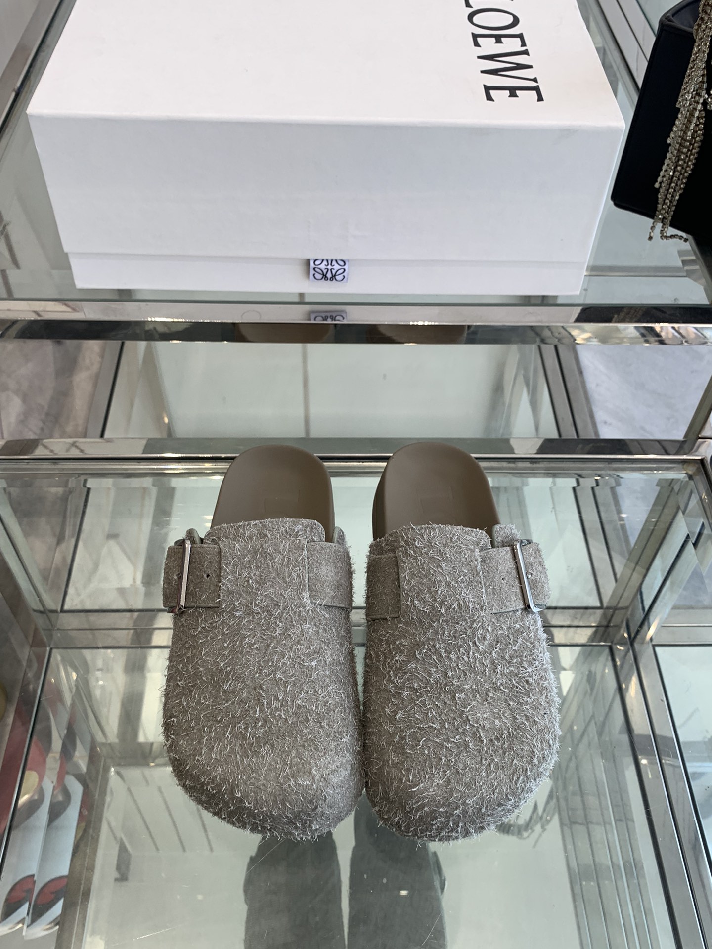 NO:166107,Loewe 25ss New Birken Slippers From the show continues the usual playful color of brand designer Jonathan Anderson. New Birken Muller Slippers are made of cute and interesting round toe and have a very retro carved details, with a full sense of design. Original fabric open mold imported wool cloth inner sheepskin original open mold rubber outsole size 35-41 (customized for 40.41), semi-drag, loewe, loewe, slippers, sheepskin19860909Loewe 罗意威 25ss 新款勃肯拖鞋 来自秀场延续品牌设计师Jonathan Anderson一贯的玩味主义色彩 新款 勃肯 穆勒拖鞋以可爱有趣的圆形鞋头搭配极具复古风的雕花细节,设计感十足 面料原版开模进口羊毛布 内里羊皮 原版开模橡胶大底 码数35-41（40.41定做）,半拖,loewe,loewe,slippers,sheepskin,Women's Shoes