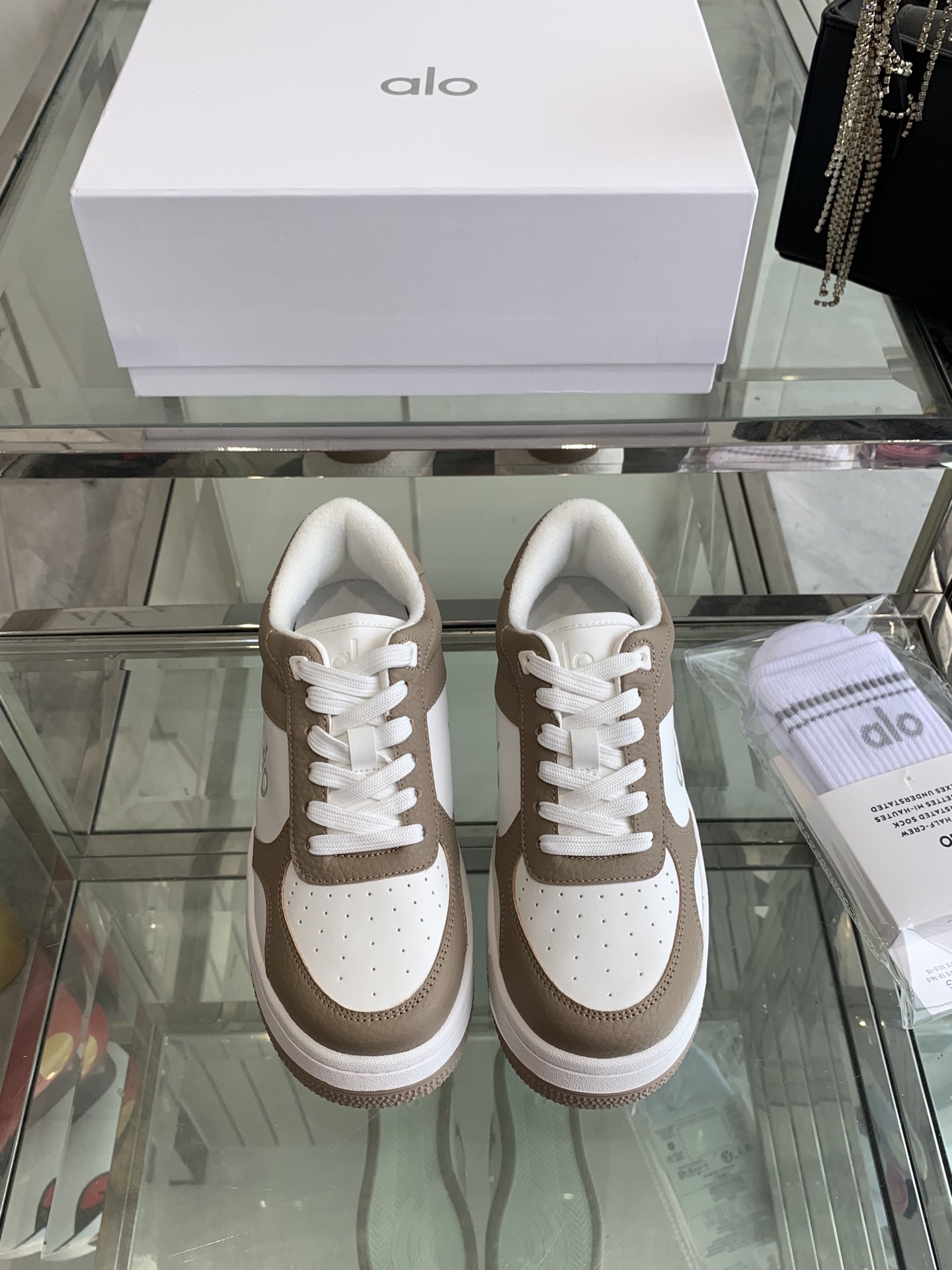 NO:617057,alo25s spring and summer new color-blocked white shoes, thick soles, comfortable and casual style alo understands girls better than Nike!  Super versatile on the feet!  And super comfortable!  It’s a thick-soled model but not heavy on the feet at all!  Very light!  It looks even better with socks!  And it’s the same model recommended by celebrities~the upper toes are taller and the legs are slimmer!  It’s super suitable for us little girls~ The overall shoe also has a classic color-blocking and contrasting design with a delicate leather texture on the upper!  !  Material cowhide, lining sheep lining, outsole pure natural rubber outsole, size 35-40 (customized for 40), casual shoes/sports shoes, sneakers, cowhide19860909alo25s 春夏新款 拼色小白鞋厚底舒适休闲款 alo比耐克更懂女生！上脚超级百搭！而且超级舒适！是厚底款但是上脚一点都不沉重！ 非常轻便！套上袜套搭配更好看！而且还是明星同款推荐～上脚增高显腿细！ 超级适合我们小个子女生～鞋子整体也是经典的拼色撞色设计搭配鞋面细腻的真皮纹路肌理感！！ 材质牛皮 内里羊里 大底纯天然橡胶大底 码数35-40（40订做）,休闲鞋/运动鞋,sneakers,cowhide,Women's Shoes