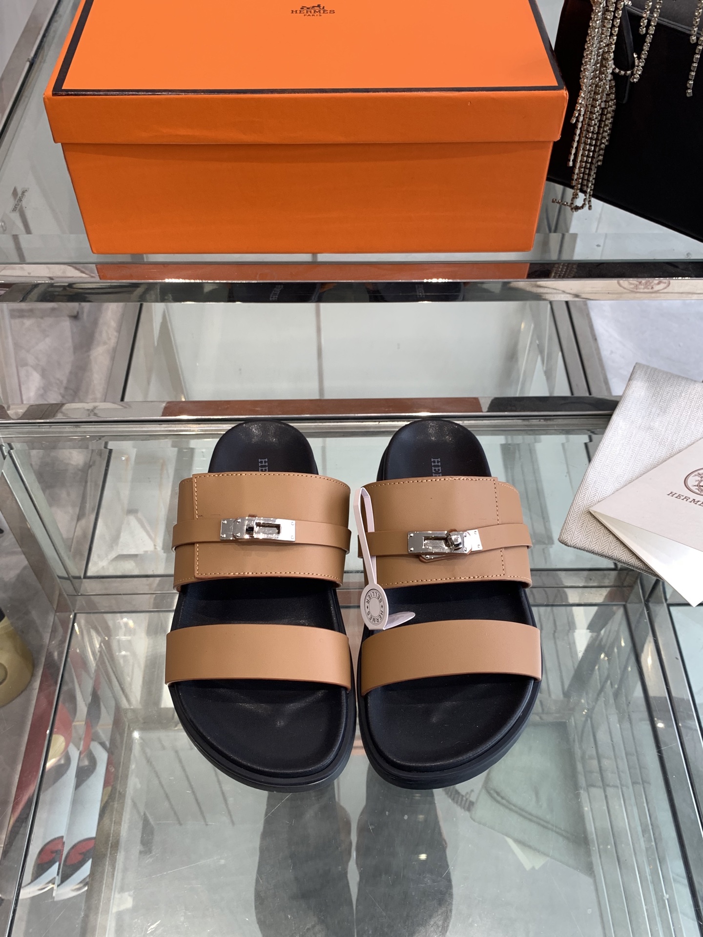 NO:240651,Men's 40HERMES Hermes New Second-My Magic Slippers Series Classic style with cloud-like feel, barefoot or paired with socks, they are all fashionable and not as fashionable as they are super cute. In summer, you really need versatile slippers. It looks good no matter how you match it. The casual and advanced feeling is also great. It is also fashionable and fashionable. Super beautiful and versatile. Upper cowhide inner cowhide. Original mold opening TPU, anti-slip sole. Size 35-40. Men 39-44. Slippers, hermes, hermes, slippers, cowhide, socks19860909男40HERMES爱马仕 新款二舅魔术拖鞋系列 经典款踩云脚感,光脚或者搭配个袜子穿,都时髦的不行哦超可爱 夏天真的太需要百搭拖鞋了 怎么搭配都好看 随意且高级的感觉舒适度也很棒 搭配各种彩色袜子 潮爆了 超好看百搭 鞋面牛皮 内里 牛皮 原版开模TPU、防滑大底 码数女35-40 男39-44,拖鞋,hermes,hermes,slippers,cowhide,socks,Women's Shoes