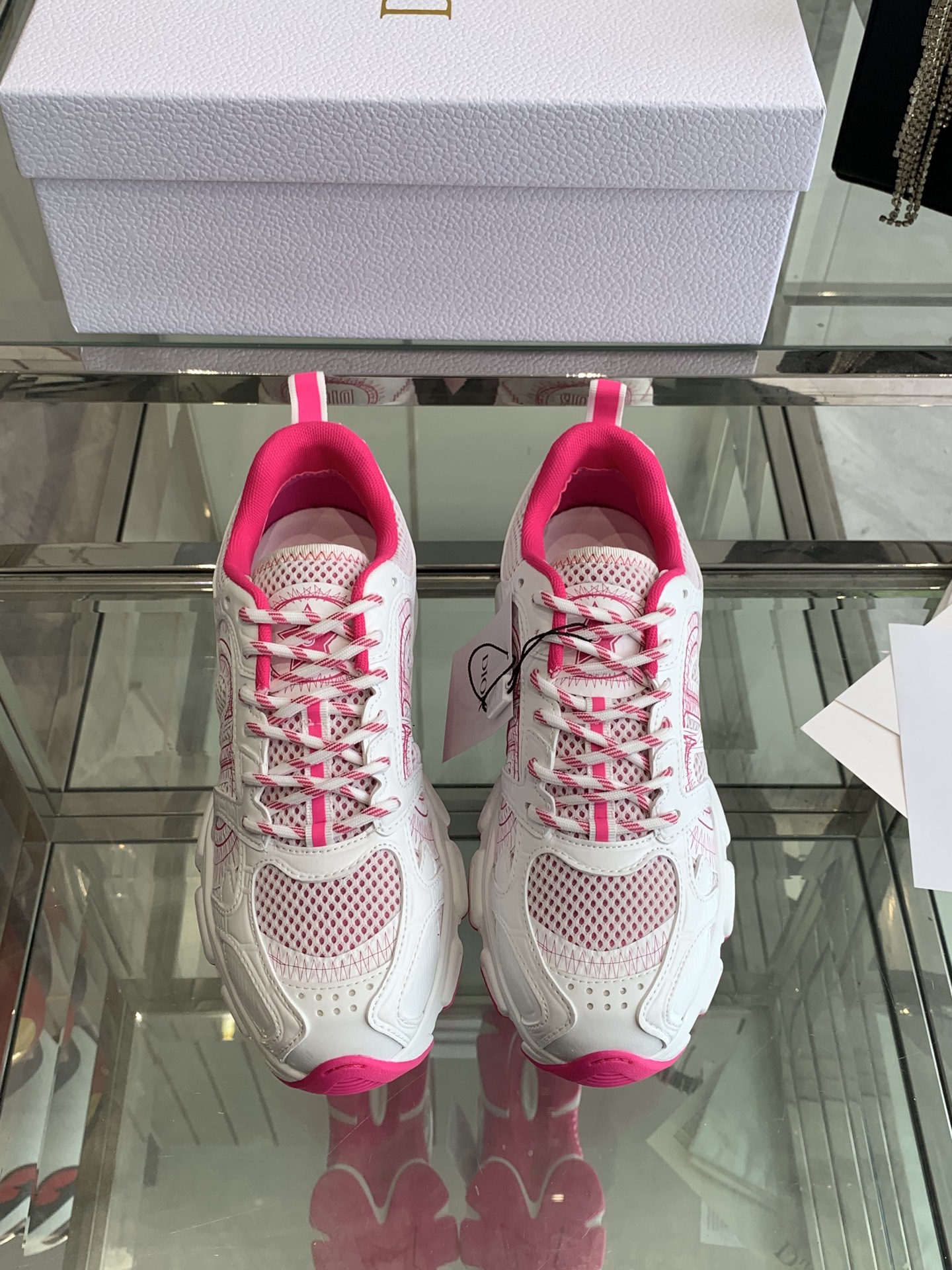 NO:421173,Dior Chrono series casual sports shoes Dad shoes This Dior Chrono sneaker is a new product for the 2024 autumn ready-to-wear series, reinterpreting running shoes with a high-definition style of Dior. White and black mesh fabrics are paired with leather effect inserts, CD logos on both sides, star patches on the tongue and Dior logo on the heel, and many details show the style. Two-color shoelaces, light sole and star decoration, can create a casual look all year round Fabric: original imported cowhide + mesh Original customized breathable mesh Sole original open molded anti-slip rubber outsole Sole 4.5CM Sole 35-39 (40 customized), Dad shoes, dior, dior, sneakers, cowhide19860909Dior 迪奥 Chrono系列 休闲 运动鞋 老爹鞋 这款 Dior Chrono 运动鞋是二零二四秋季成衣系列新品,以 Dior 的高订风格重新演绎跑步鞋.白色和黑色网眼织物搭配皮革效果镶片,两侧的 CD 标志、鞋舌上的星星补丁和鞋跟的 Dior 标志,诸多细节彰显格调.采用双色鞋带,轻盈鞋底搭配星星装饰,可全年打造休闲造型 面料:原版进口头层牛皮+网面 内里原版定制透气网里 鞋底原版开模防滑橡胶大底 底厚4.5CM 码数35-39（40定做）,老爹鞋,dior,dior,sneakers,cowhide,Women's Shoes