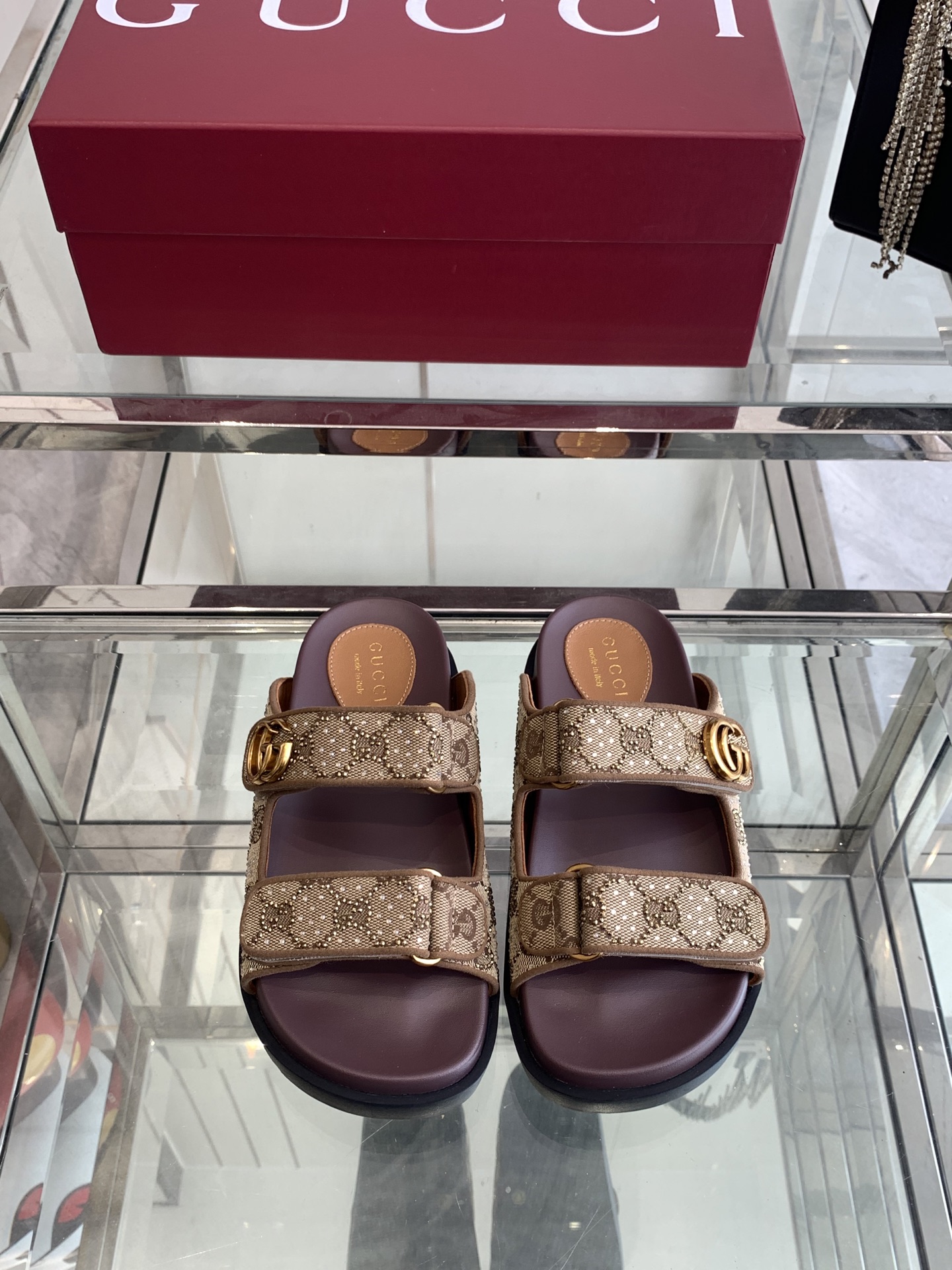 NO:407791,Gucci 2025ss New Crystal Double G Canvas Flat Sandals This flat sandal is made of magic sticky tape design, which is modern and full of sporty atmosphere, bringing a comfortable feeling. This accessory is ingeniously crafted by Angora Red GG Crystal Canvas, with elegant lace-ups embellished with elegant Angela Red GG Crystal Canvas Double G Gold Tone Accessories Rubber Sole The back is magic sticky buckle-closed, and the front is fixed with straps Size 35-41 (customized for 40 41), slippers sandals, gucci, gucci, sandals, slippers19860909Gucci 古驰 2025ss 新款水晶双G帆布平底凉鞋 这款平底凉鞋采用魔术粘带设计,现代感十足且充满运动气息,带来舒适感受.这款配饰以安哥拉红色GG水晶帆布匠心打造,鞋面绑带缀饰雅致的 安格拉红色GG水晶帆布 双G金色调配件 橡胶鞋底 背面采用魔术粘扣开合,正面采用绑带固定 码数35-41（40 41定做）,拖鞋凉鞋,gucci,gucci,sandals,slippers,Women's Shoes