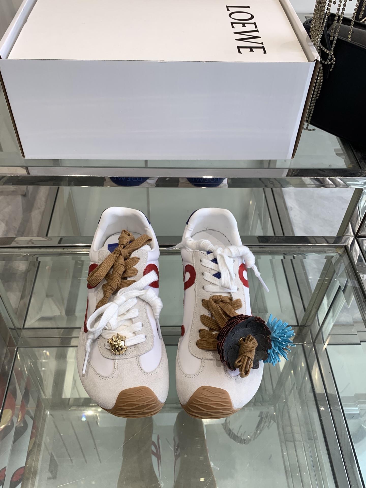 NO:265642,Brand new original mold opening accessories!  LOEWE 25ss latest catwalk model Ballet Runner 2.0 couples ballet casual sports shoes German training shoes Nylon and cowhide leather sports shoes Asymmetric toe design, sock-like internal structure Light rubber outsole extends to toe shoe fabric Original custom imported toe layer cowhide inner imported soft sheepskin   net sole Original open mold anti-slip rubber material Sole Thickness Increase height 2.5CM Size 35-45 (for women 40, for men 45), casual shoes/sports shoes, loewe, loewe, sneakers, cowhide, sheepskin19860909全新原版开模配饰！LOEWE 罗意威 25ss最新走秀款 Ballet Runner 2.0情侣款 芭蕾 休闲 运动鞋 德训鞋 尼龙和牛皮革运动鞋 不对称鞋头设计、袜状内部结构 轻盈橡胶外底延伸至鞋头 面料 原版定制进口头层牛皮 内里 进口柔软羊皮 网里 鞋底 原版开模防滑橡胶材质 底厚 增高2.5CM 码数 35-45（女40 男45定做）,休闲鞋/运动鞋,loewe,loewe,sneakers,cowhide,sheepskin,Women's Shoes